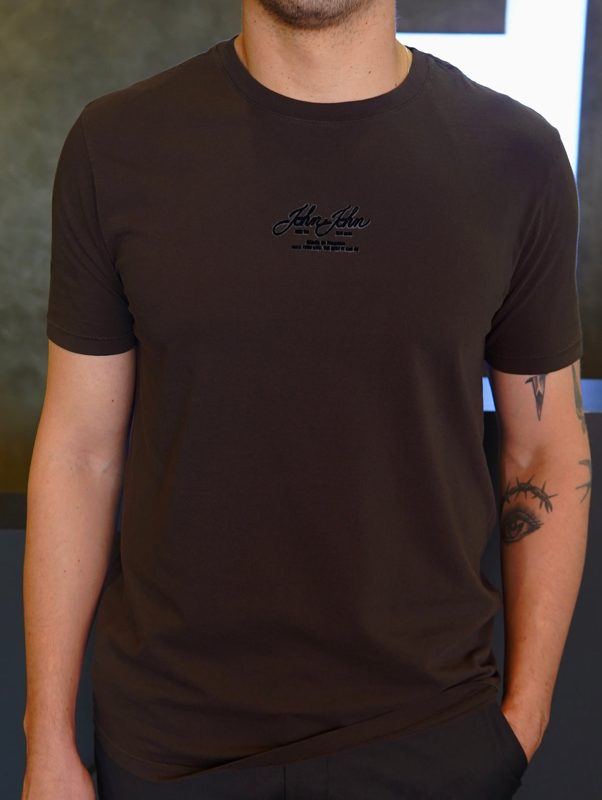 T SHIRT RG CENTRAL JOHN JOHN MARROM ESCURO