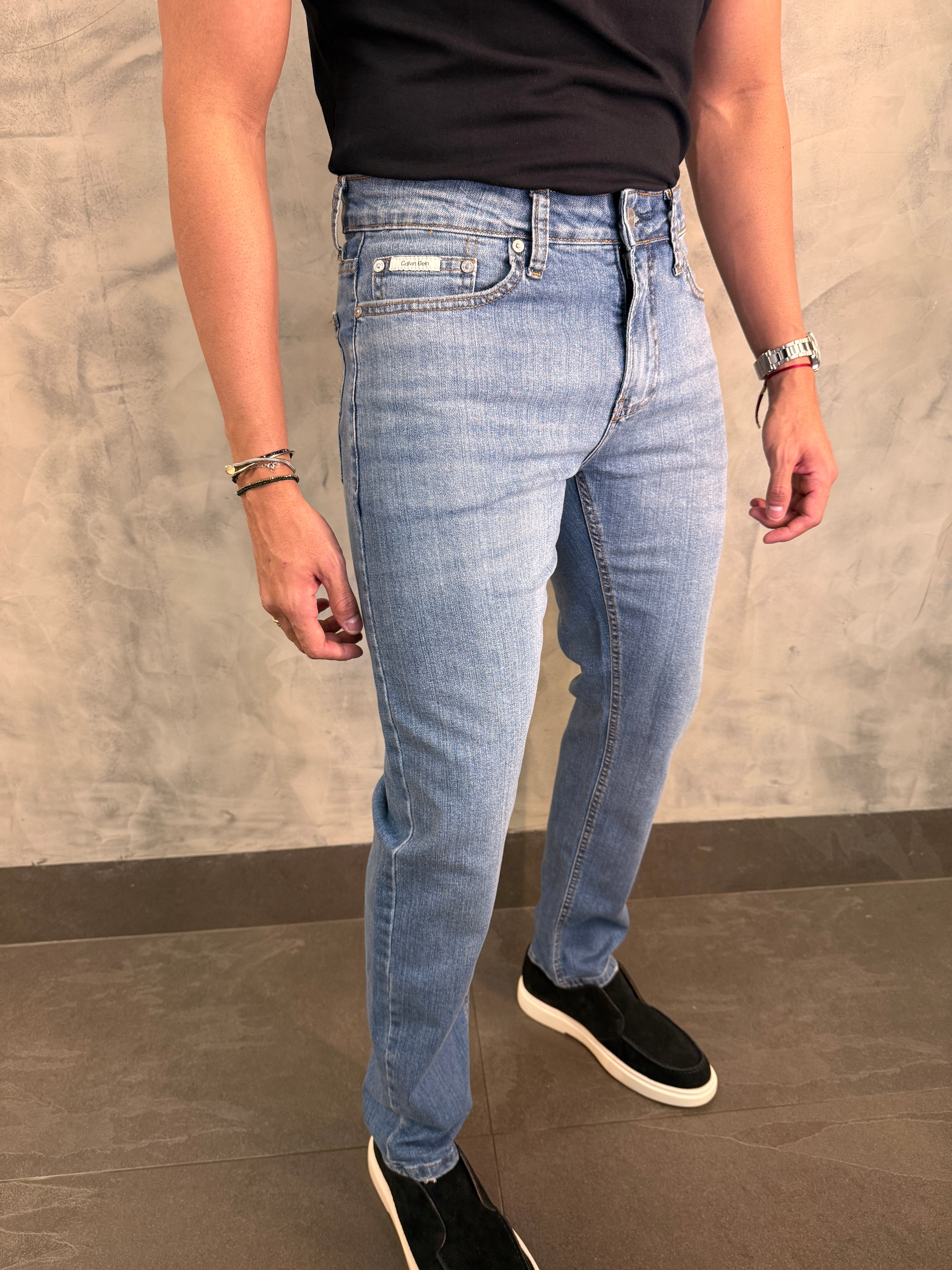 CALÇA JEANS SLIM POCKETS CALVIN KLEIN AZUL MÉDIO