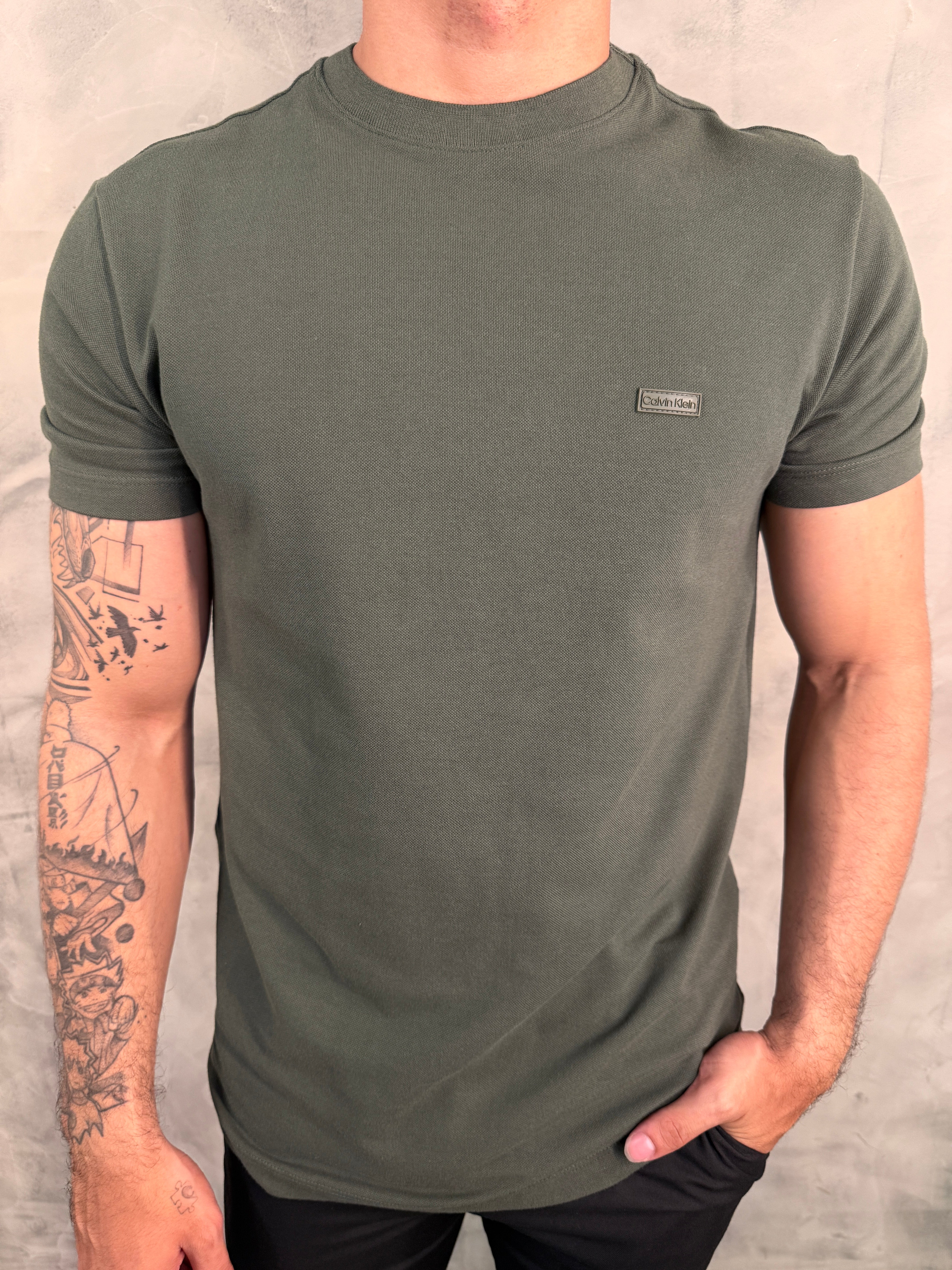 CAMISETA PIQUET PATCH BORRACH CALVIN KLEIN VERDE MILITAR