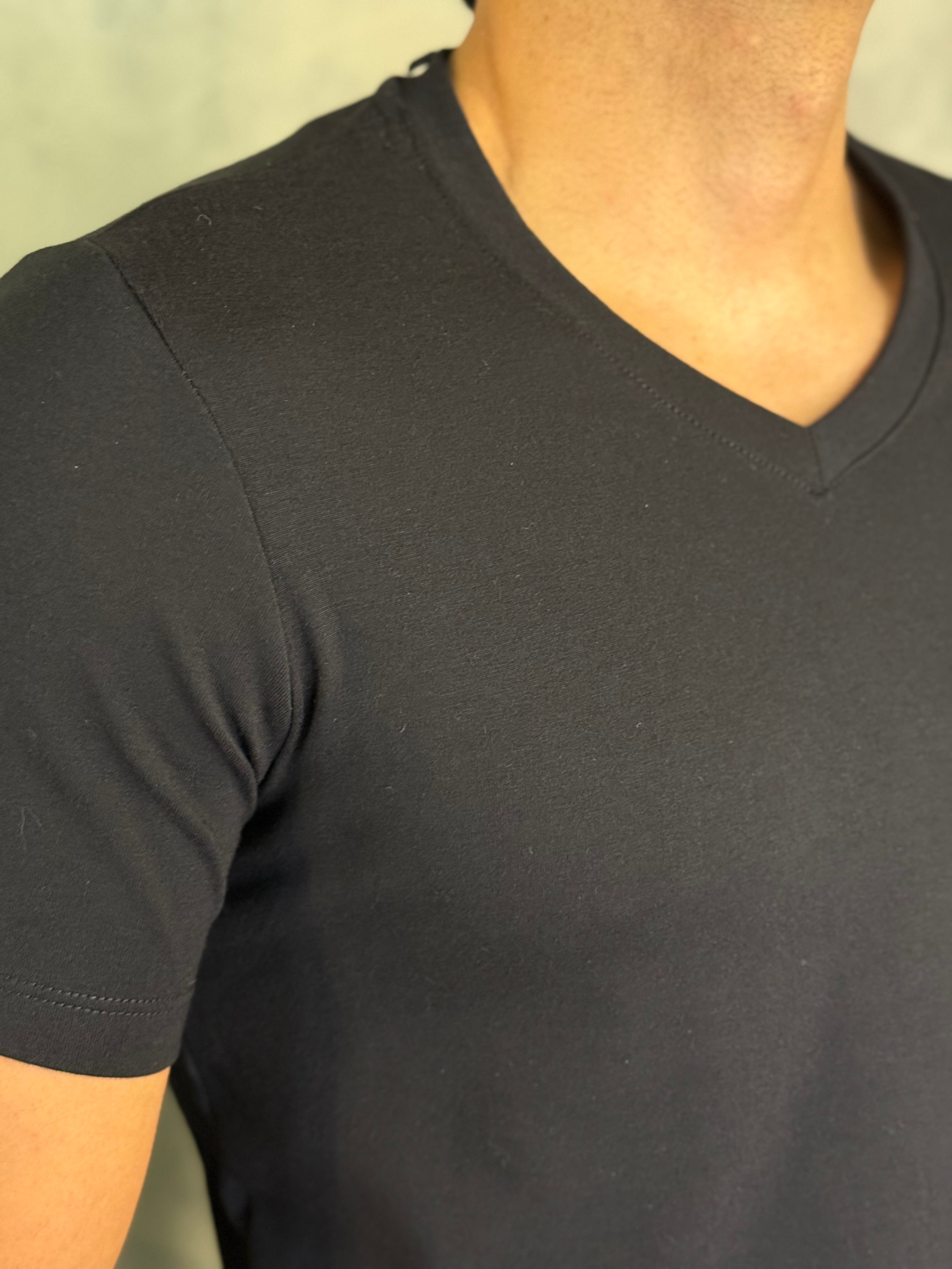 CAMISETA SLIM FIT GOLA V PONTO H PRETO