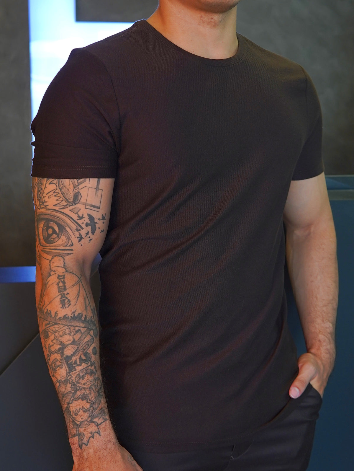 CAMISETA REGULAR DLZ MARROM CRAVO