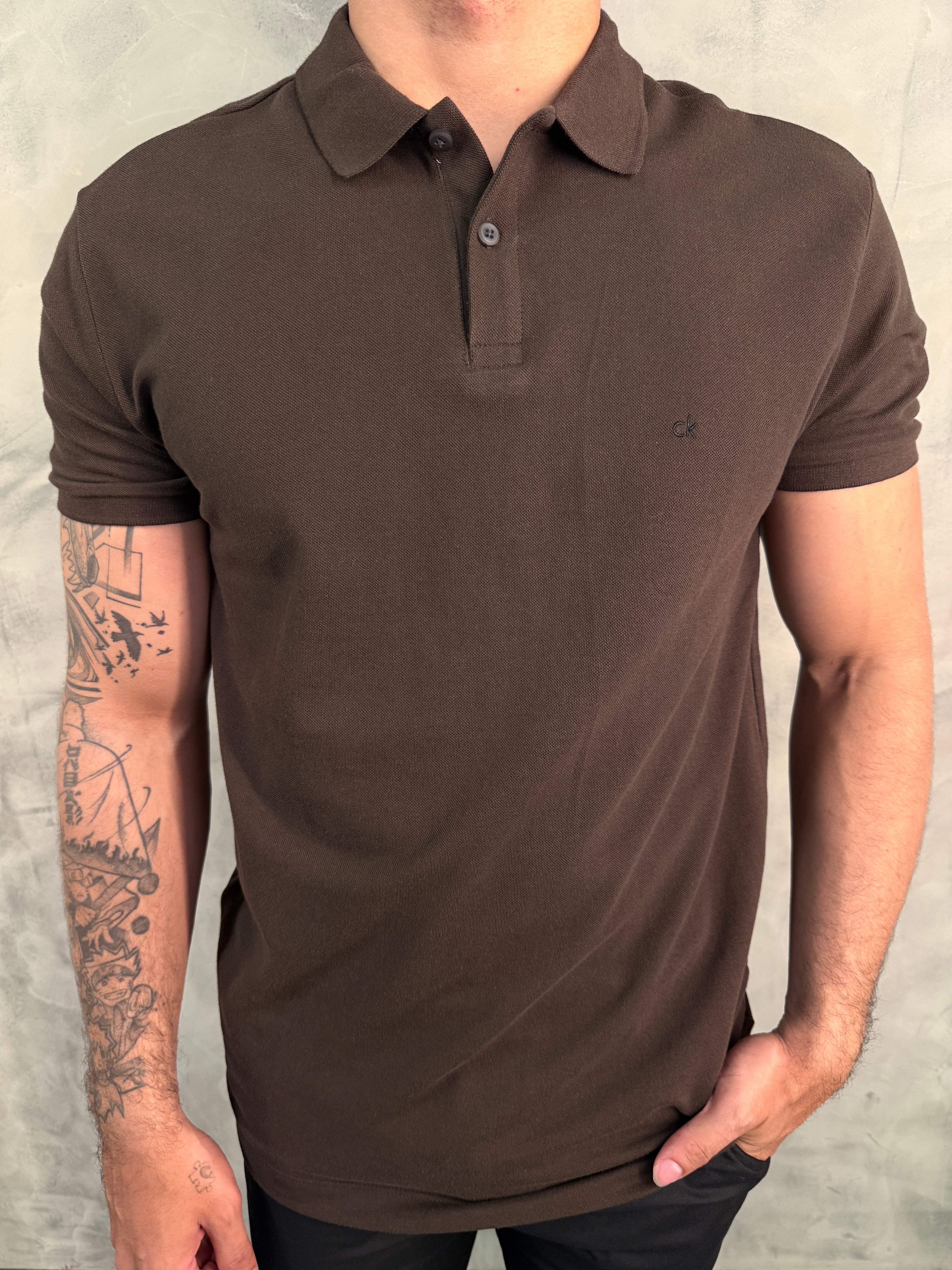 POLO SLIM BÁSICA CALVIN KLEIN MARROM