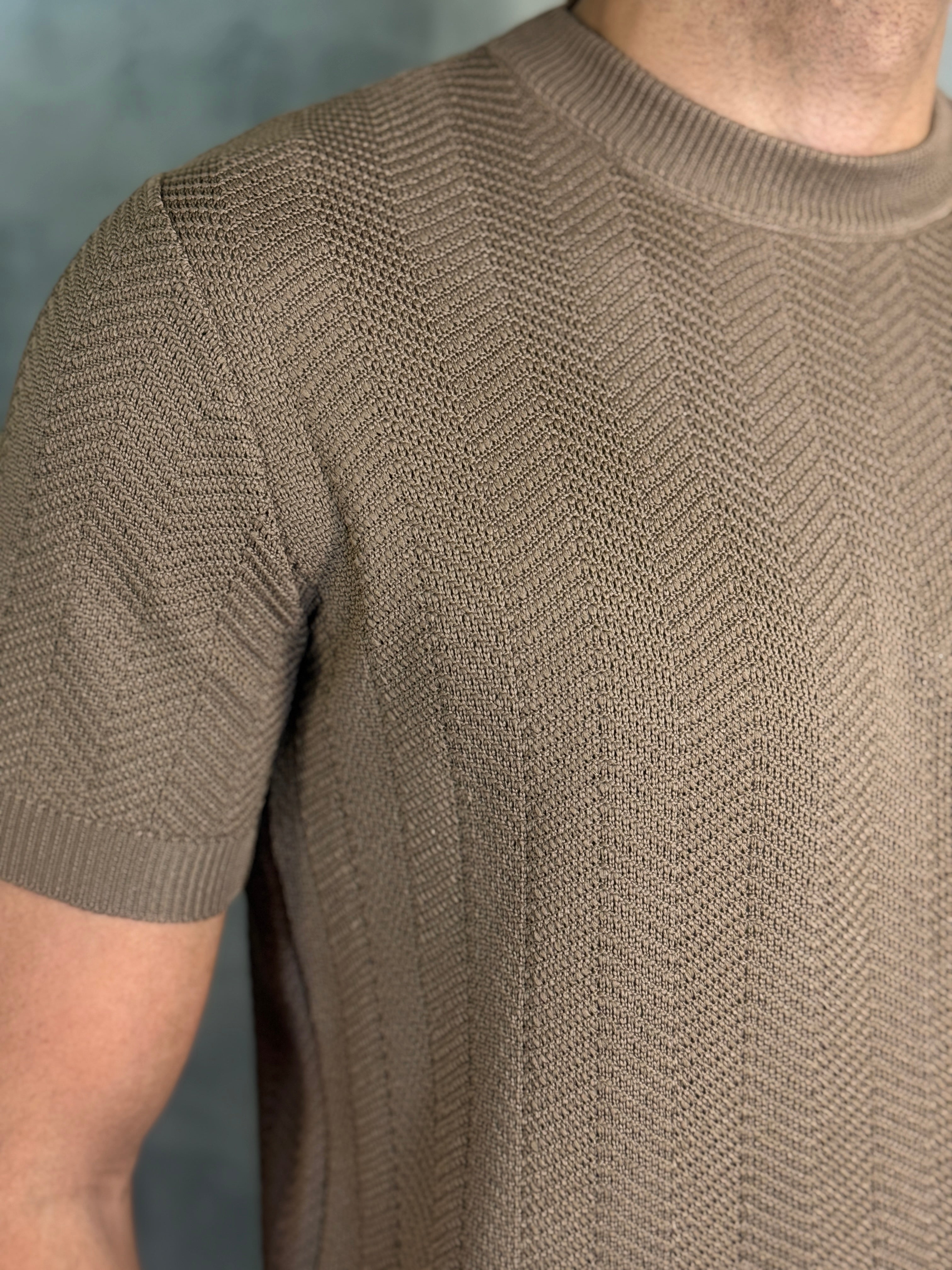 CAMISETA TRICOT GOLA CARECA SANDALO PONTO H