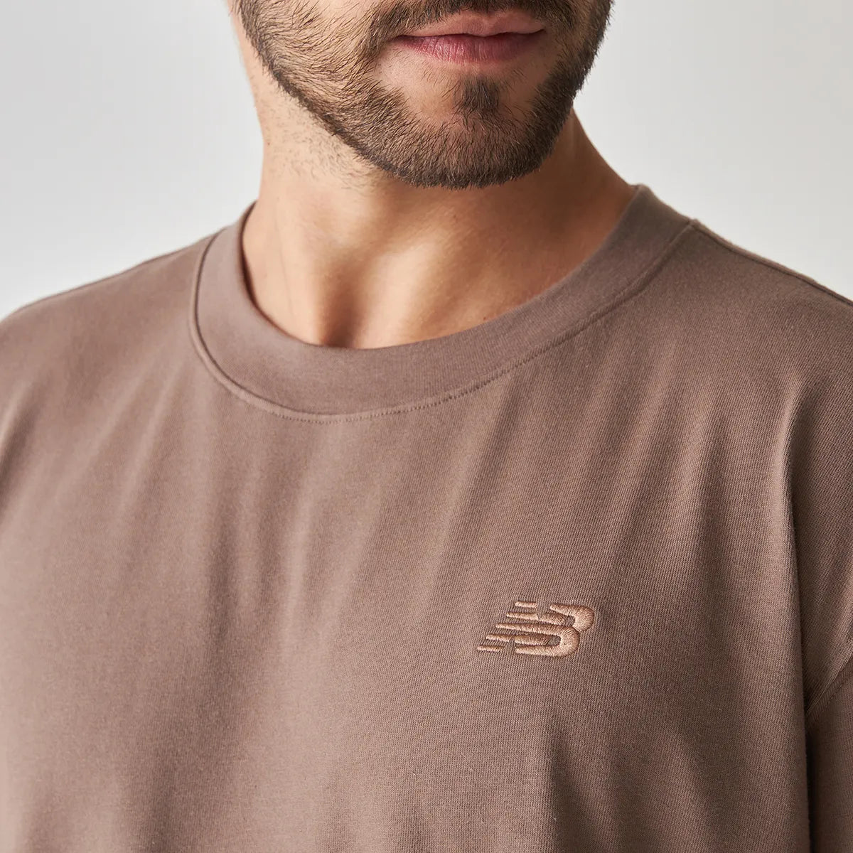 CAMISETA SMALL LOGO NEW BALANCE MARROM