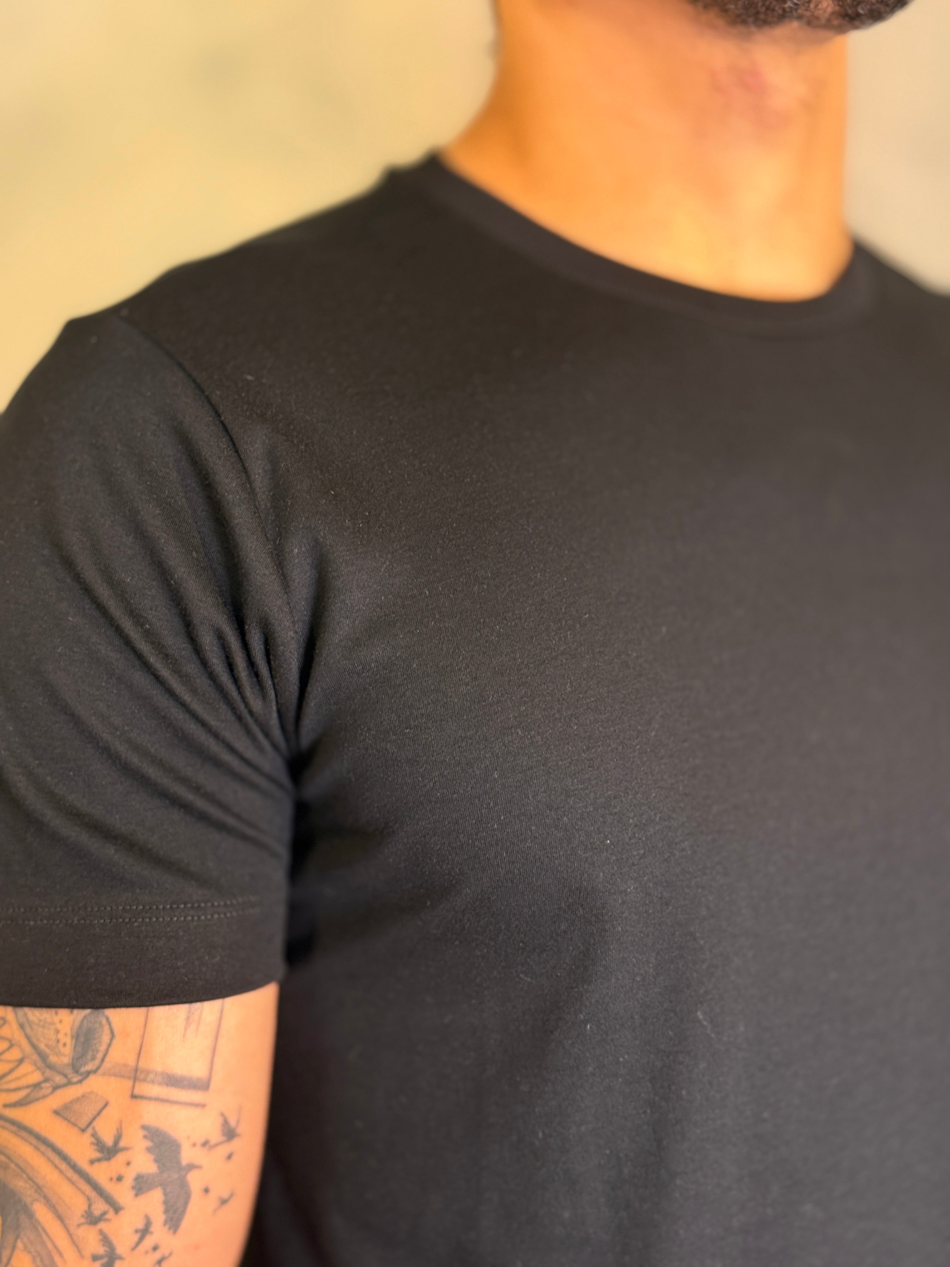 CAMISETA BÁSICA HERMES PONTO H PRETO