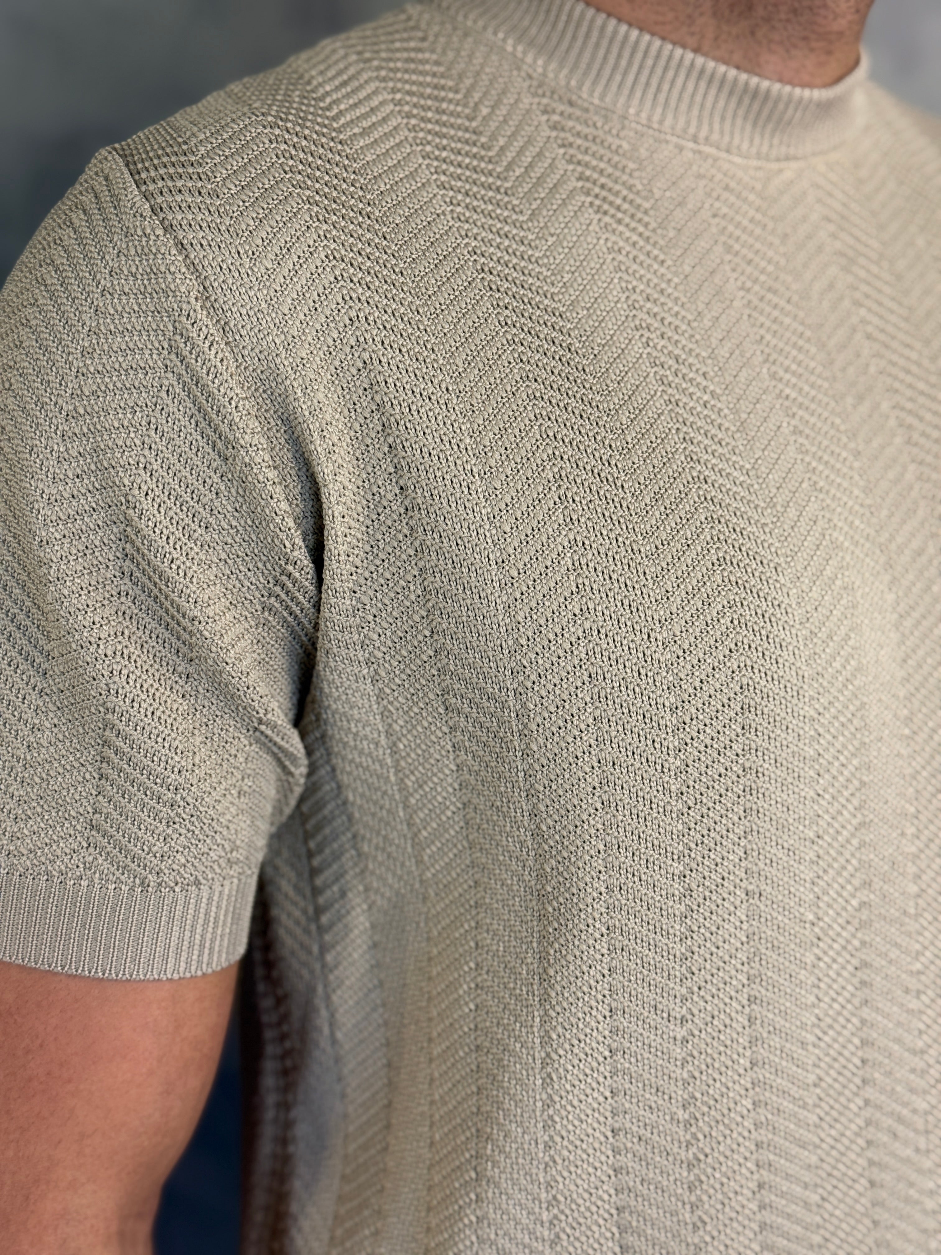 CAMISETA TRICOT GOLA CARECA SANDALO PONTO H