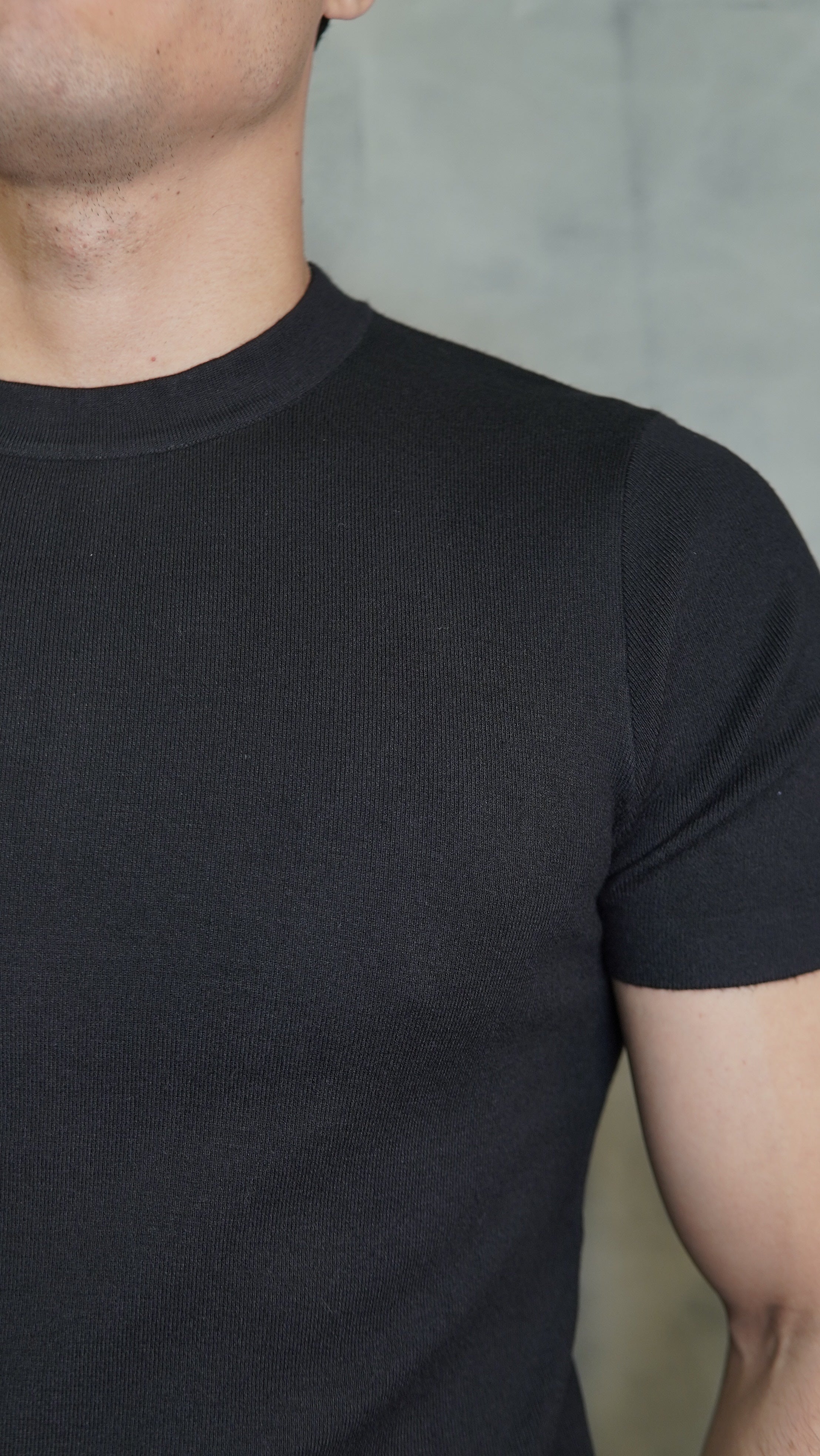 CAMISETA TRICOT GOLA REDONDA PONTO H PRETO