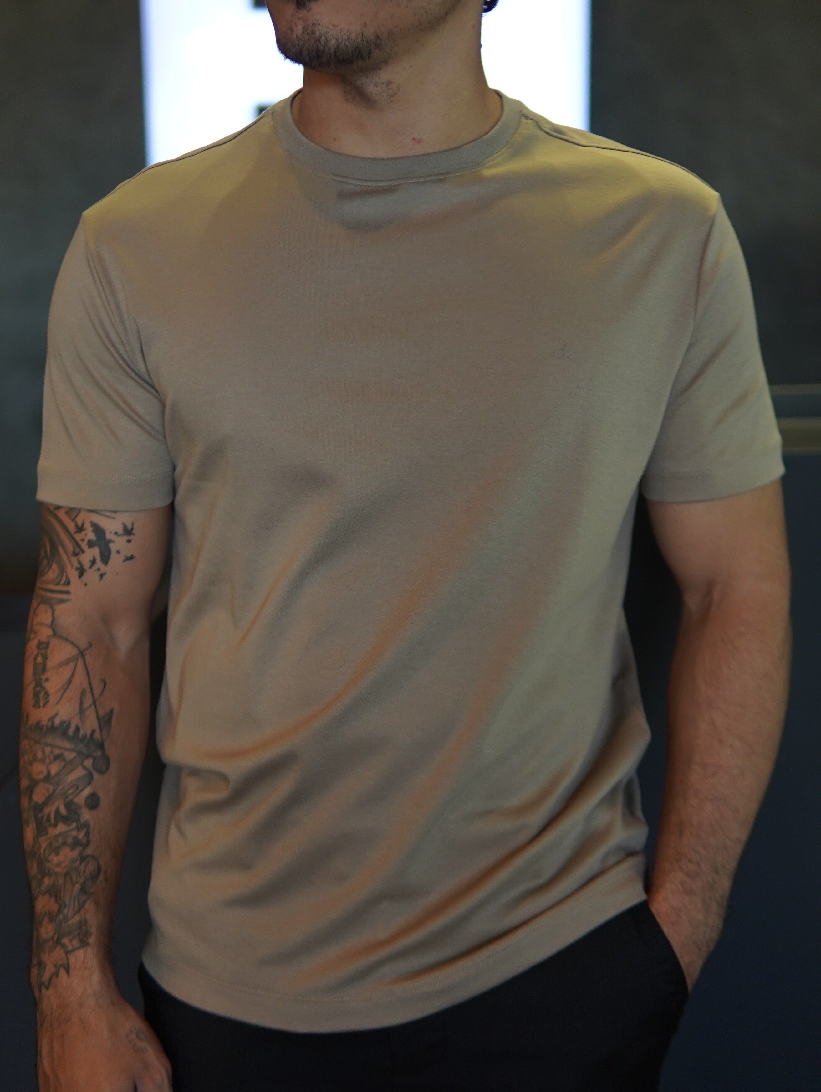 CAMISETA PIMA CALVIN KLEIN CAQUI