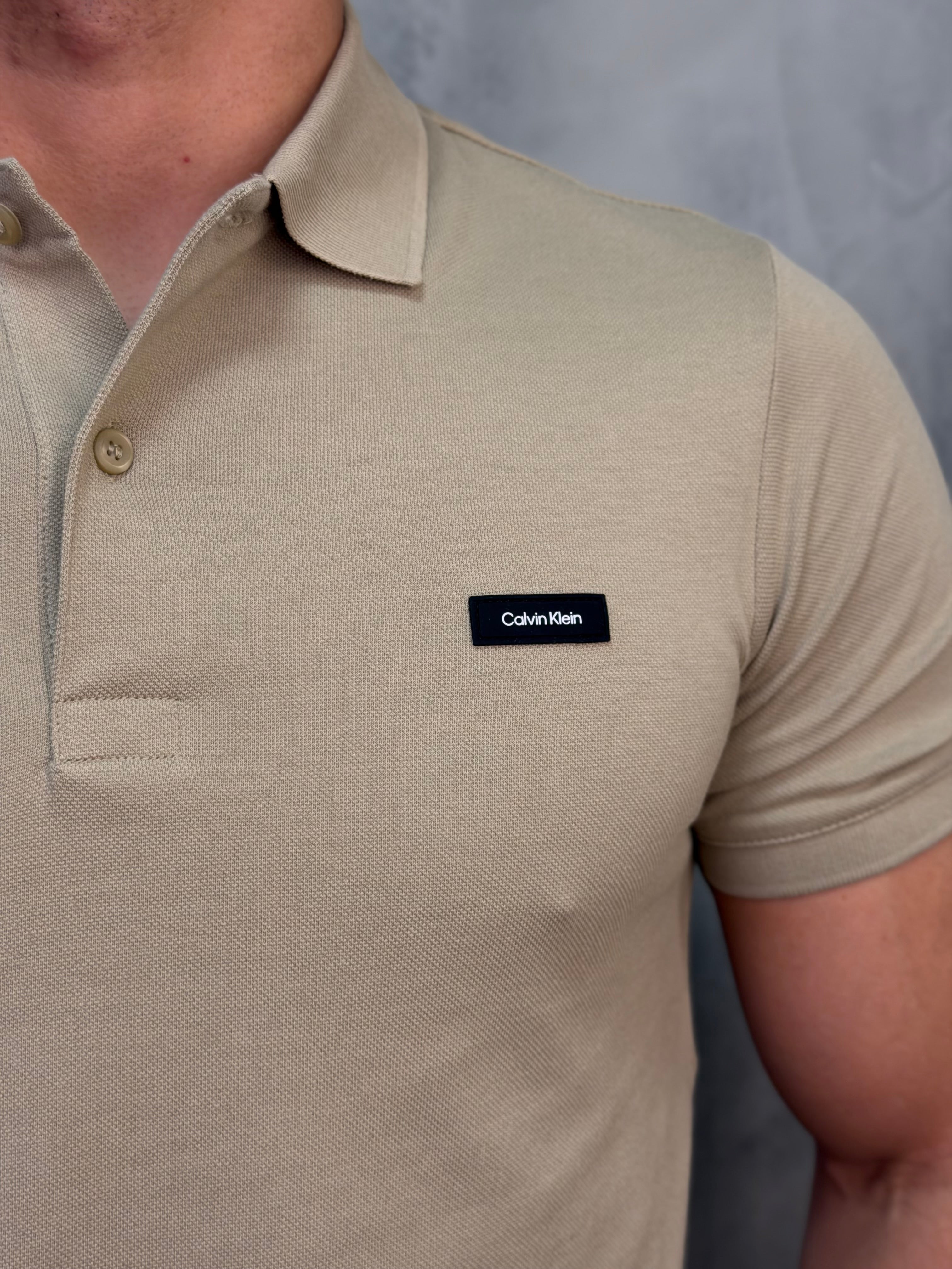 POLO SLIM PIQUET CALVIN KLEIN CAQUI CLARO