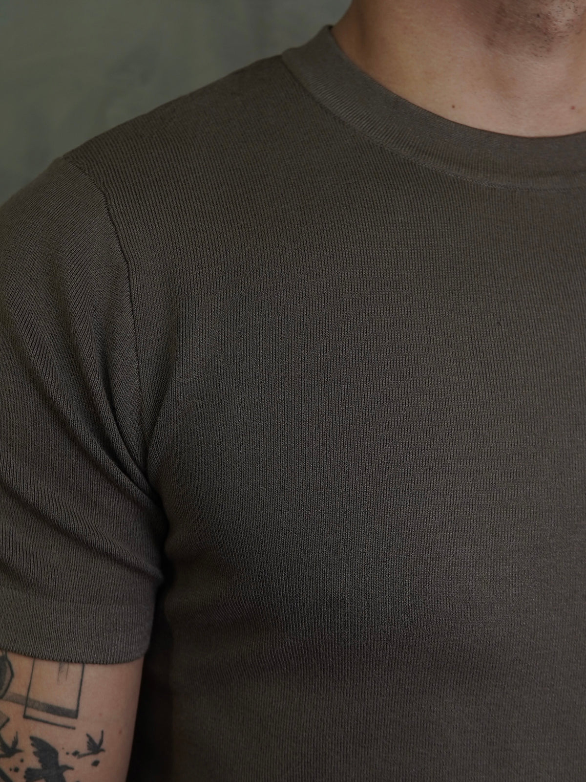 CAMISETA TRICOT GOLA REDONDA PONTO H VERDE MUSGO