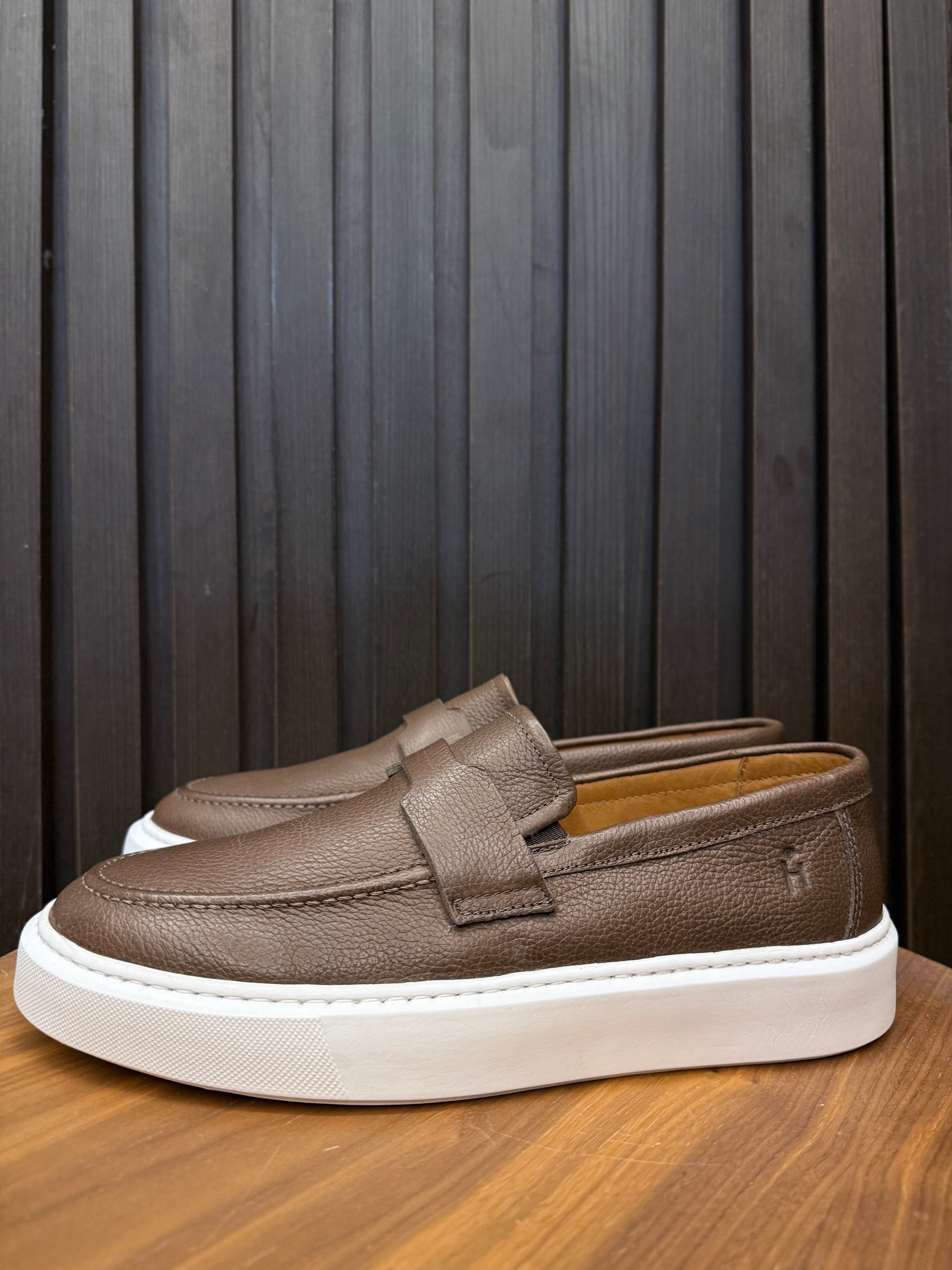 SLIP ON HORUS PONTO H CHOCOLATE