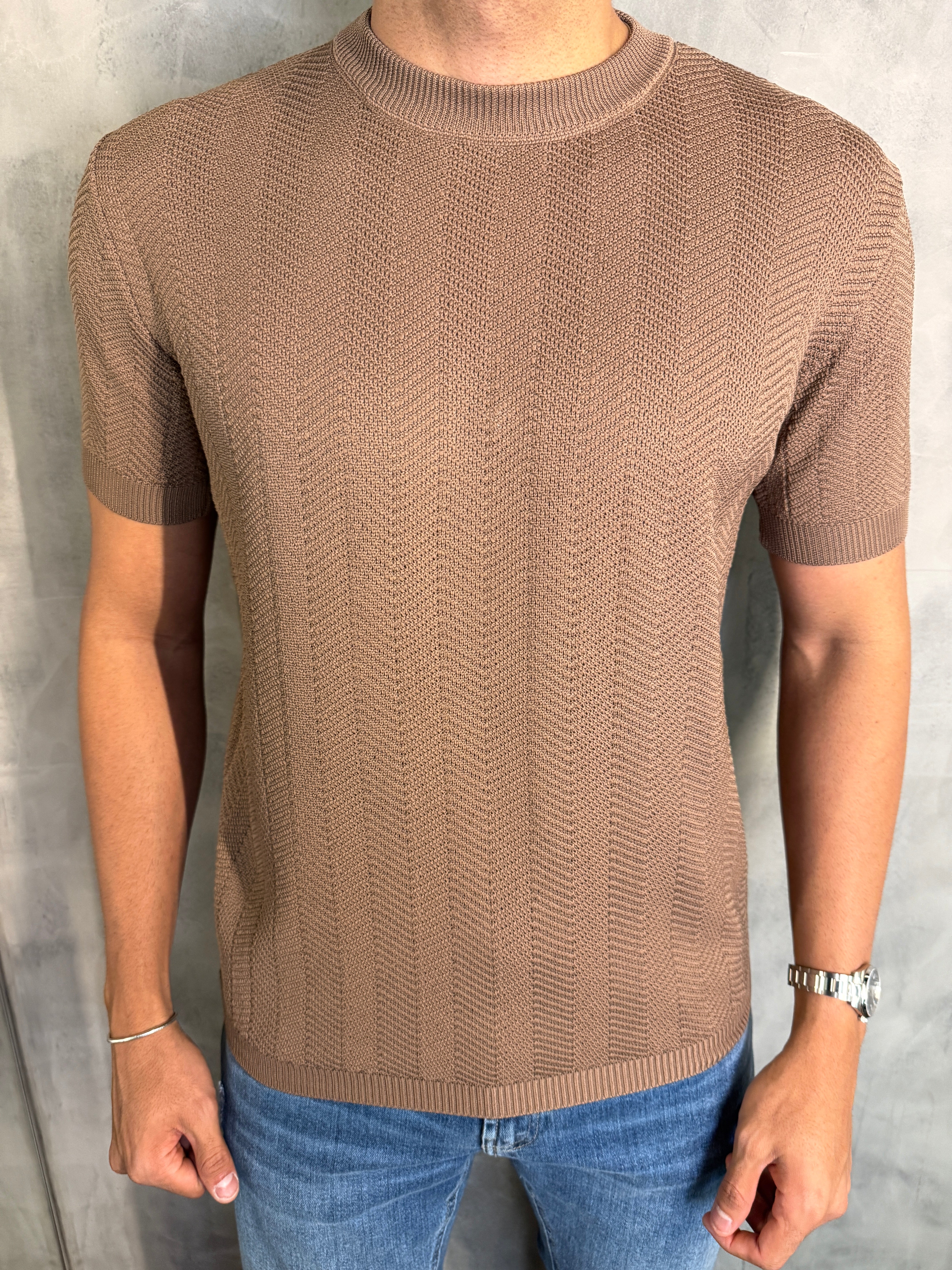 CAMISETA TRICOT GOLA CARECA SANDALO PONTO H