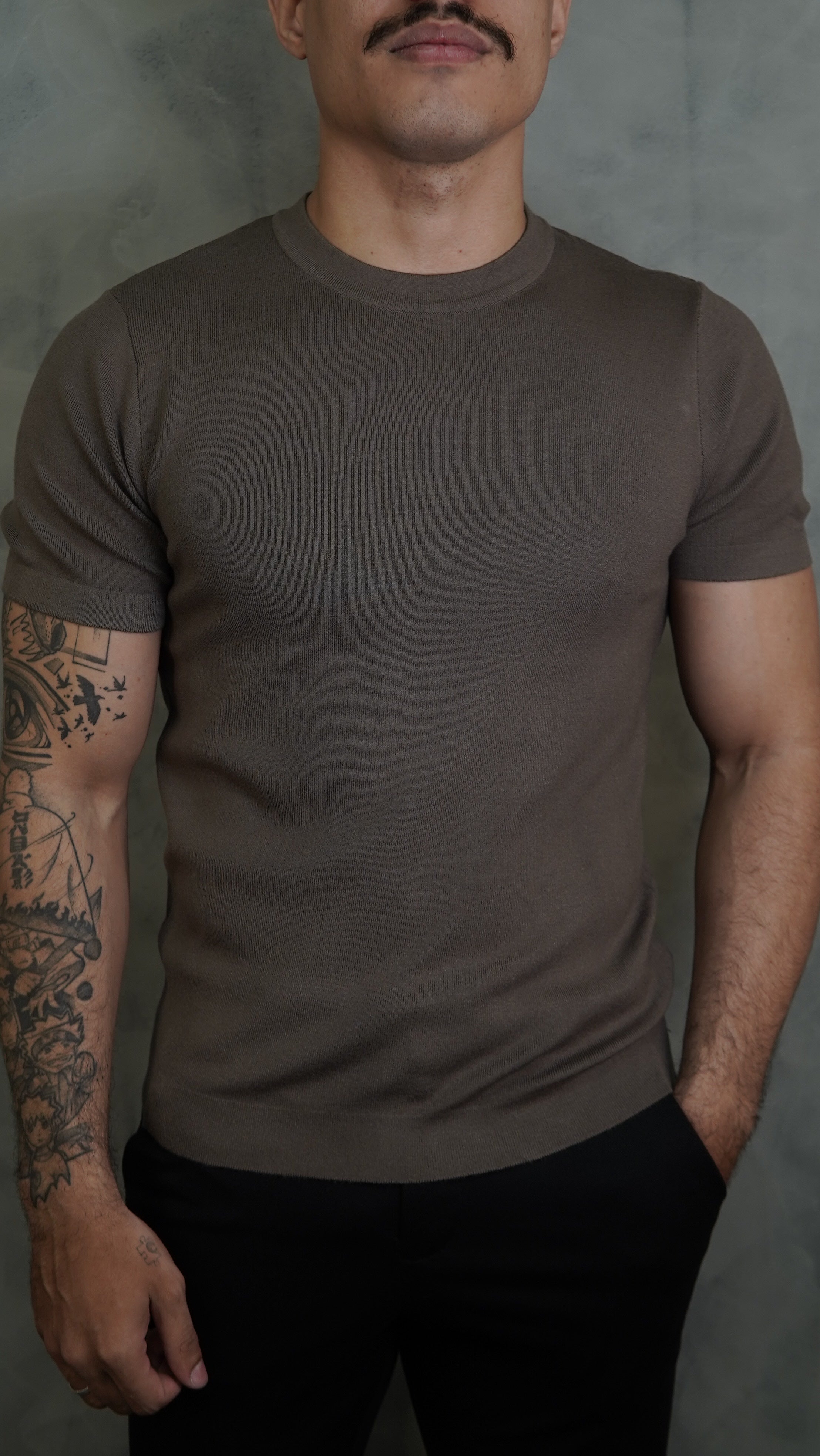 CAMISETA TRICOT GOLA REDONDA PONTO H VERDE MUSGO