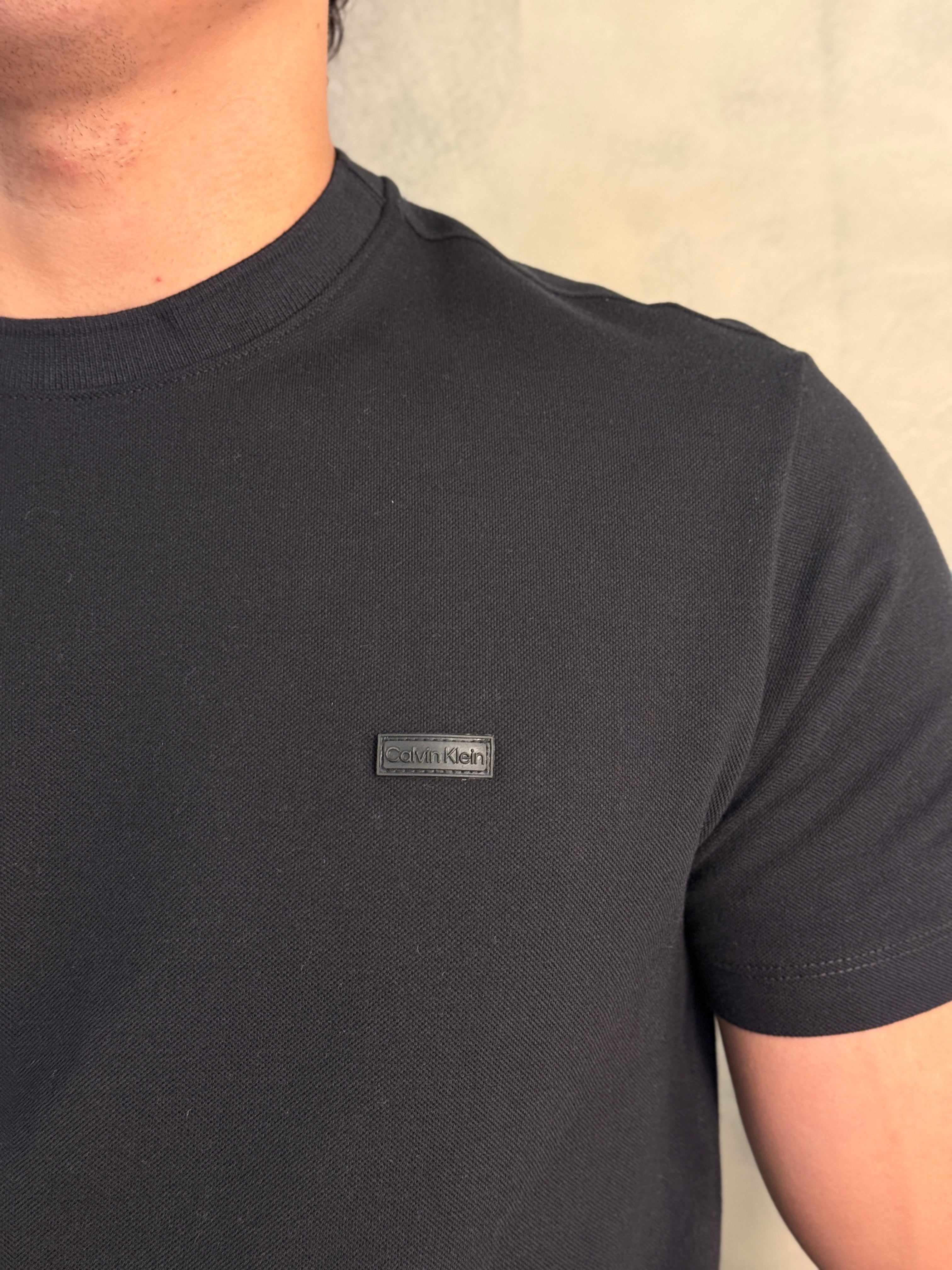 CAMISETA PIQUET PATCH BORRACH CALVIN KLEIN PRETO