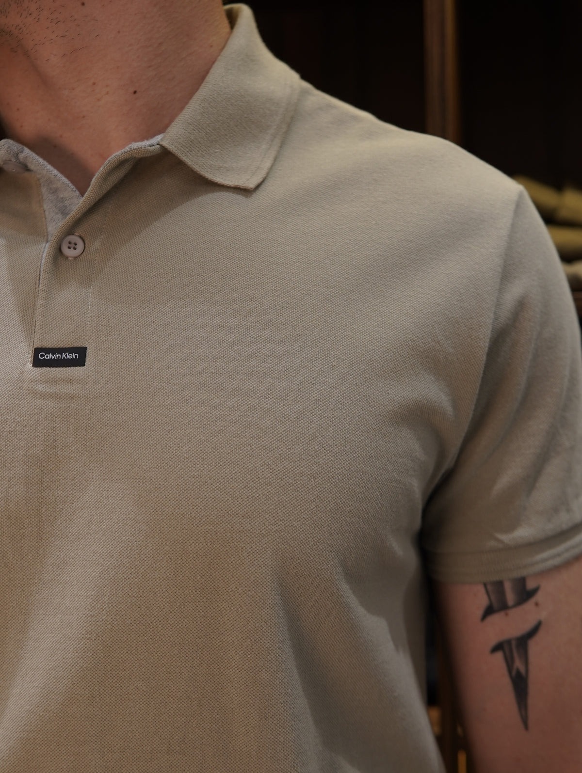 POLO SLIM PIQUET PATCH CALVIN KLEIN CAQUI