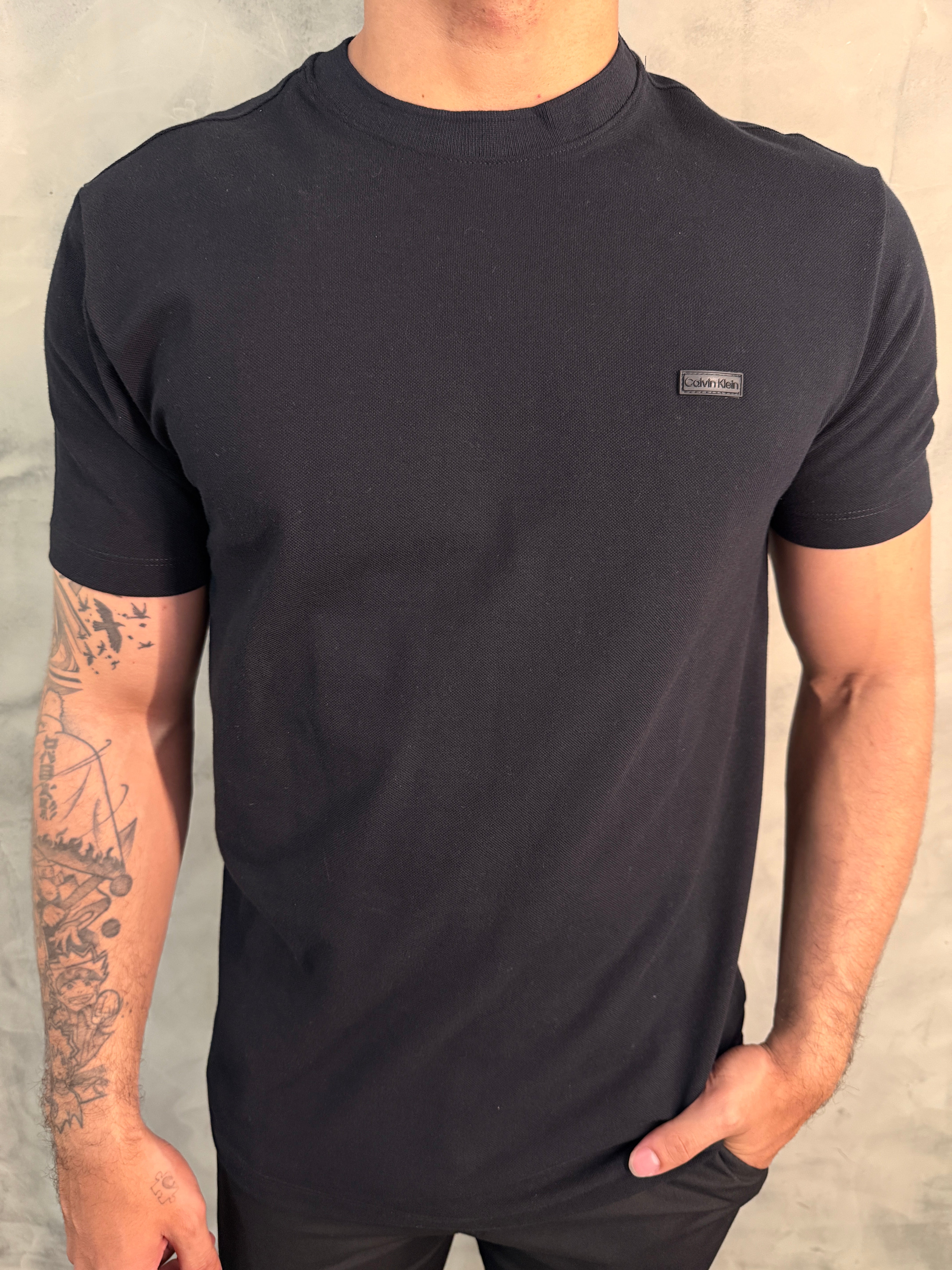 CAMISETA PIQUET PATCH BORRACH CALVIN KLEIN PRETO