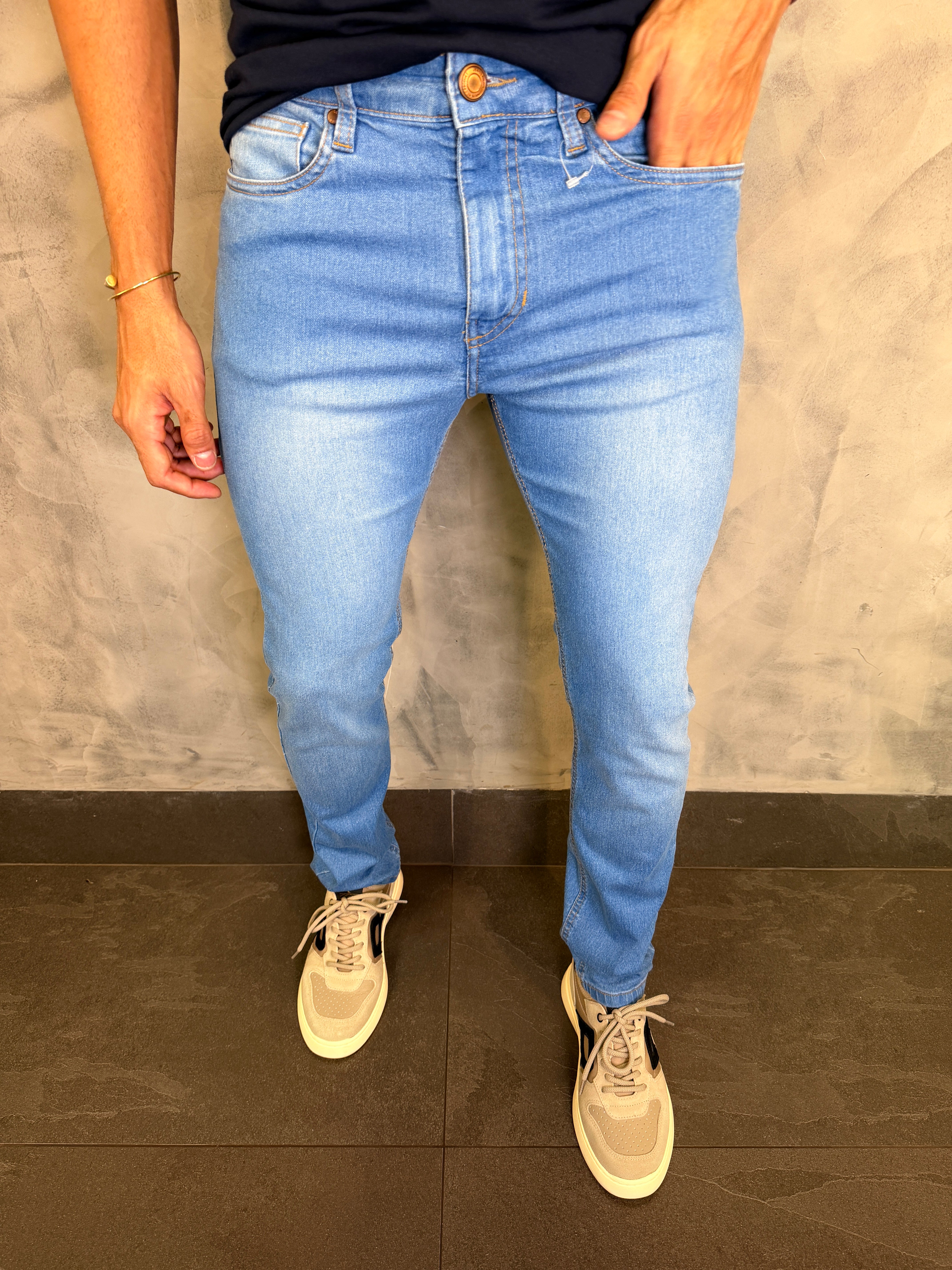 CALÇA JEANS SLIM GARCEZ SKY PONTO H JEANS CLARO