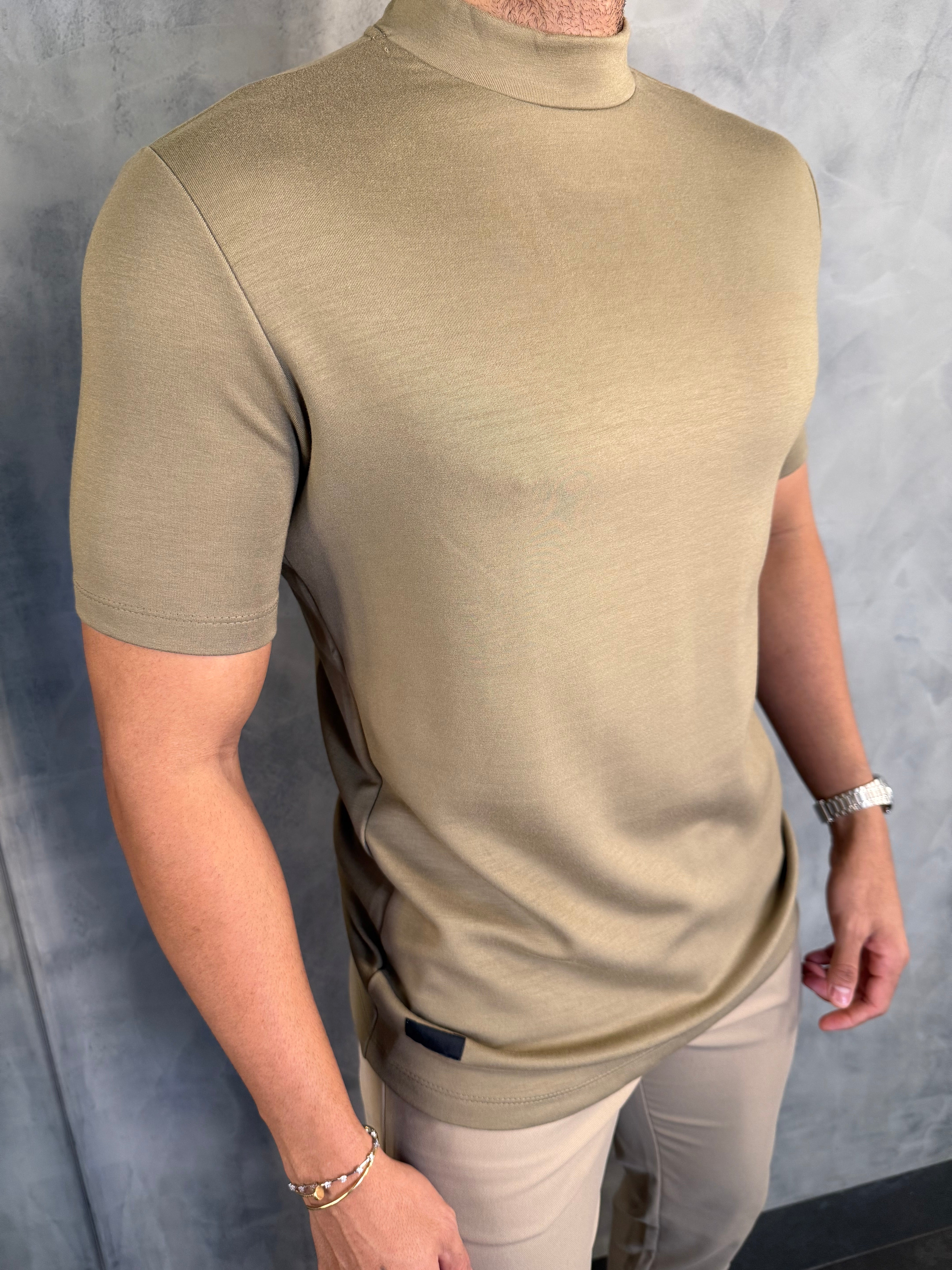 CAMISETA GOLA ALTA VISCOSE FLEX KINGEJOE KAKI
