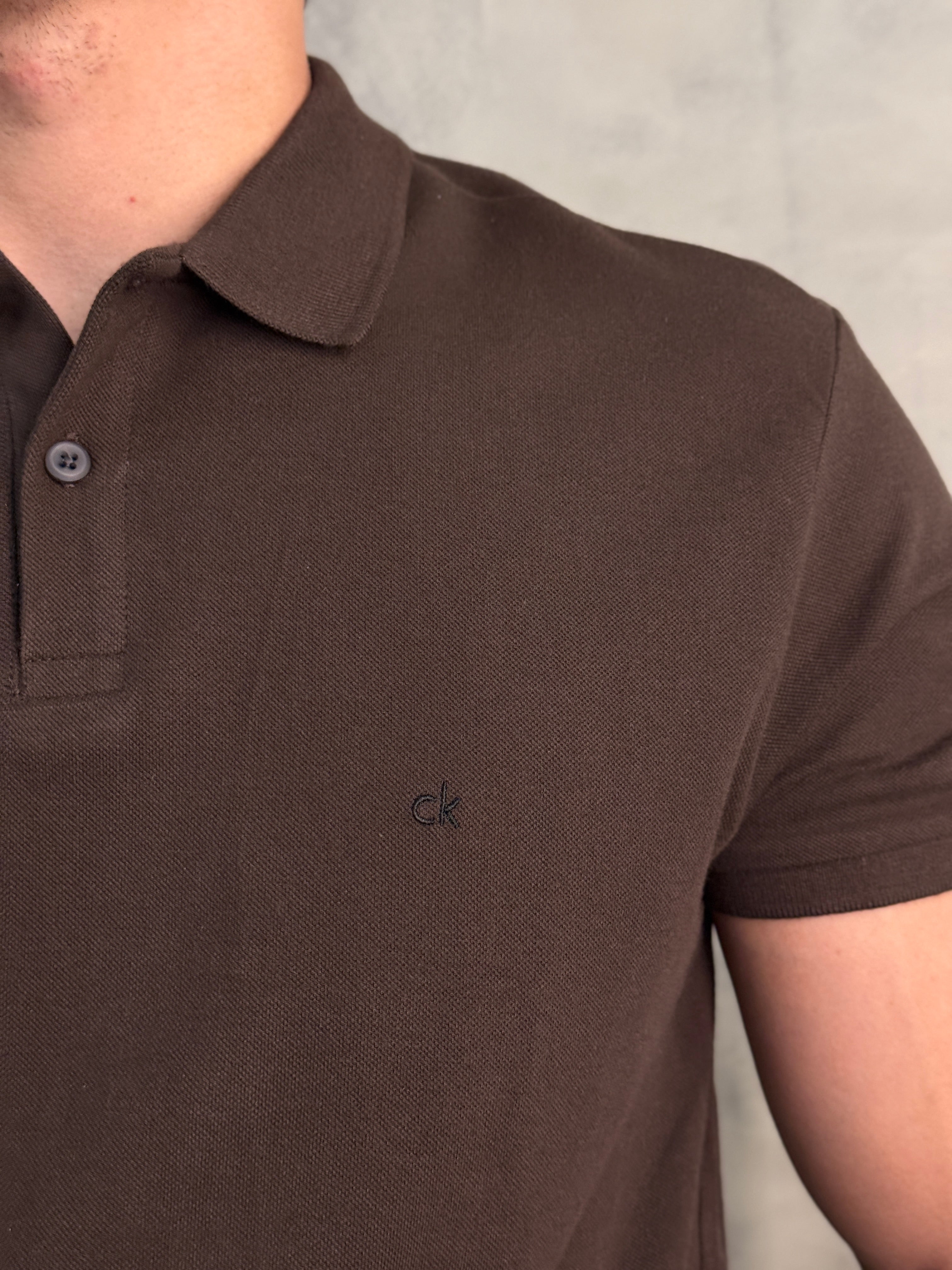 POLO SLIM BÁSICA CALVIN KLEIN MARROM