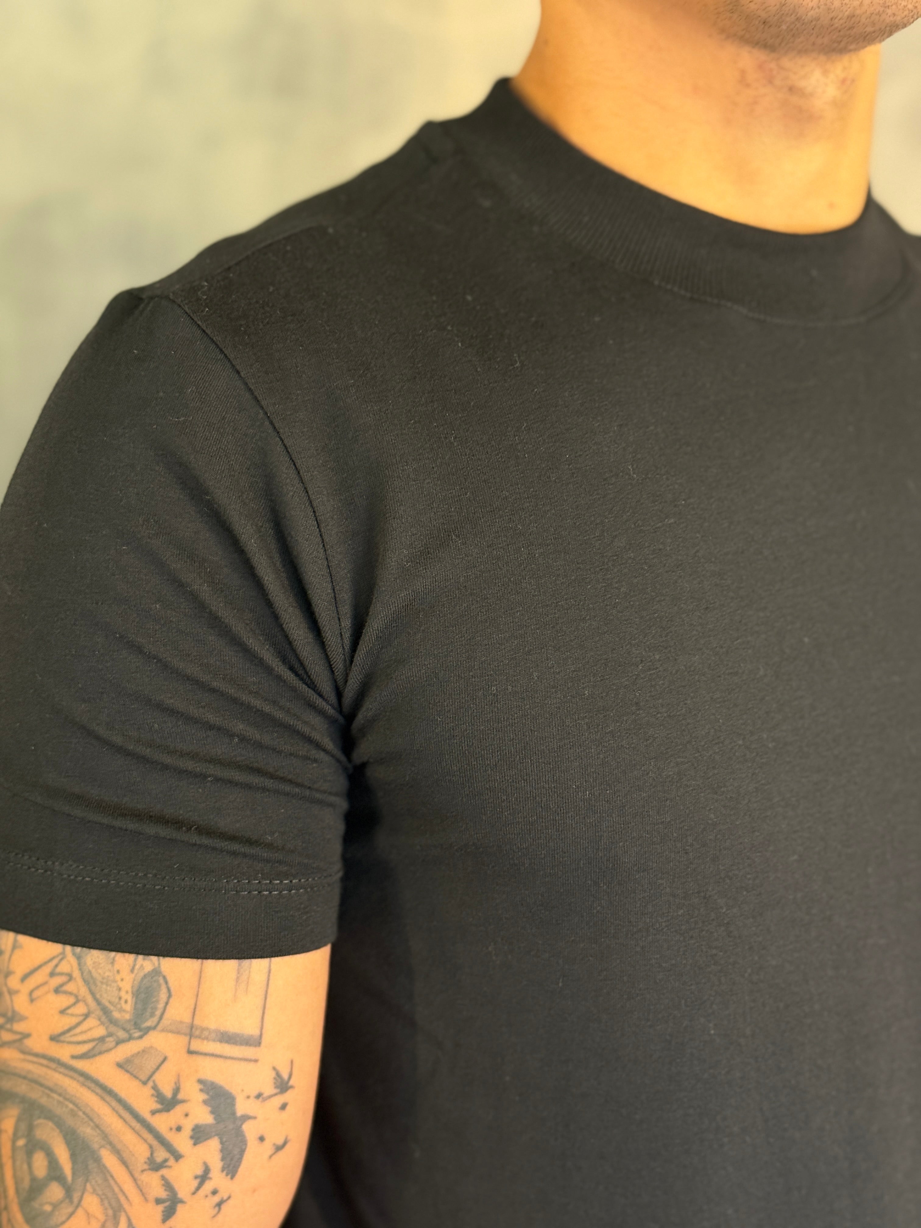 CAMISETA SLIM GOLA MÉDIA PONTO H PRETO