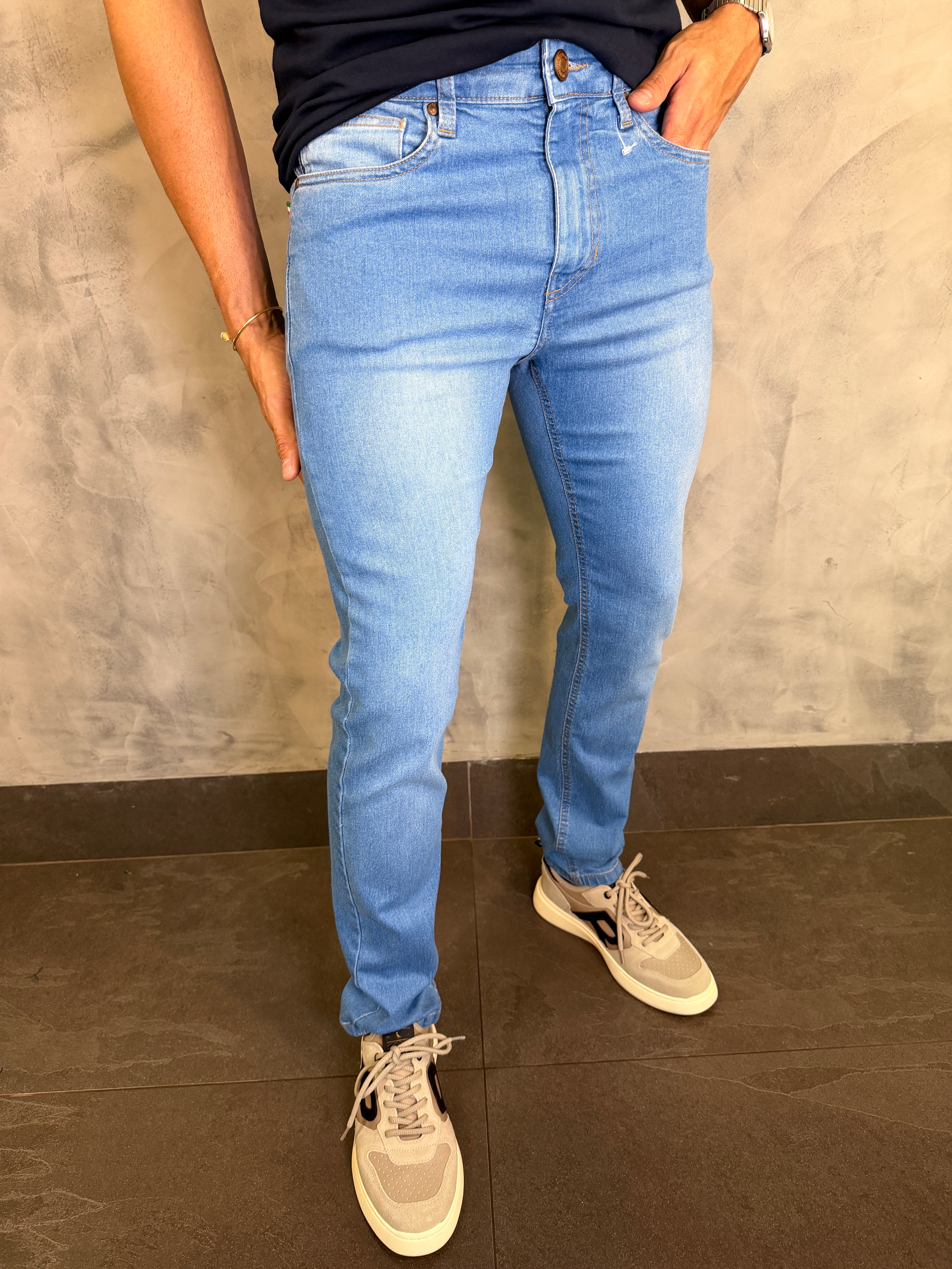 CALÇA JEANS SLIM GARCEZ SKY PONTO H JEANS CLARO
