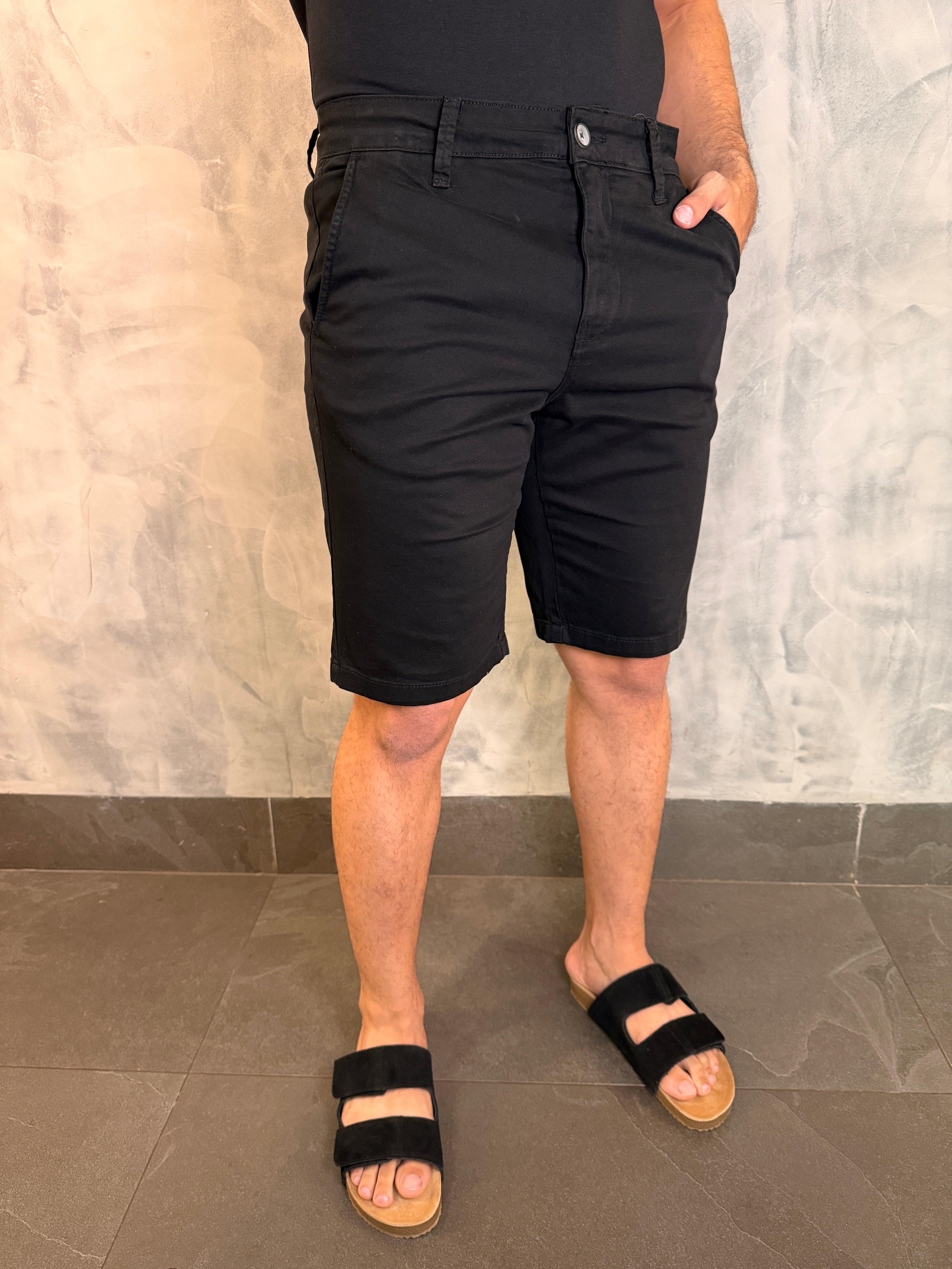 BERMUDA SARJA CHINO COLOR PONTO H PRETO