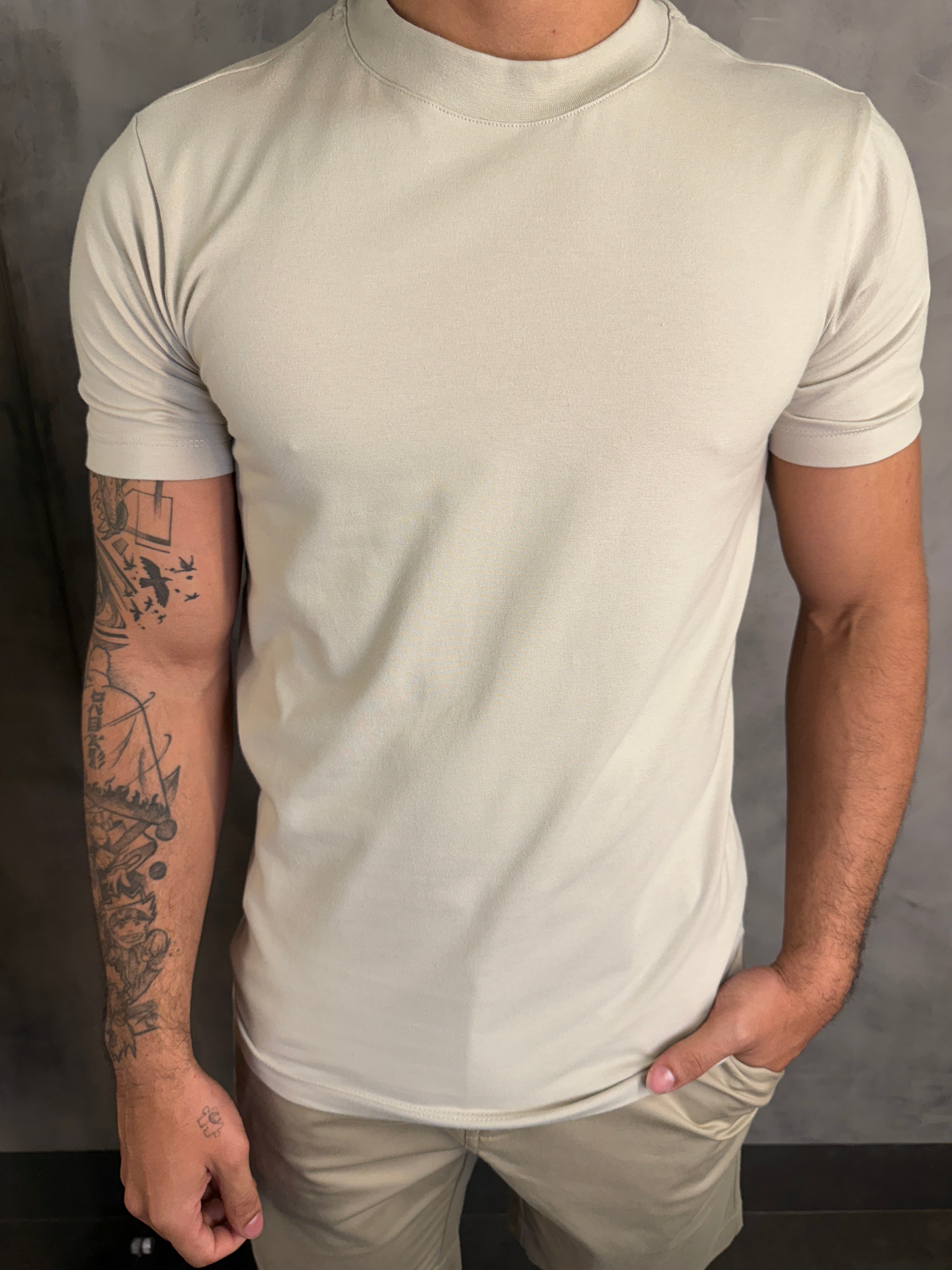 CAMISETA SLIM GOLA MÉDIA PONTO H AREIA