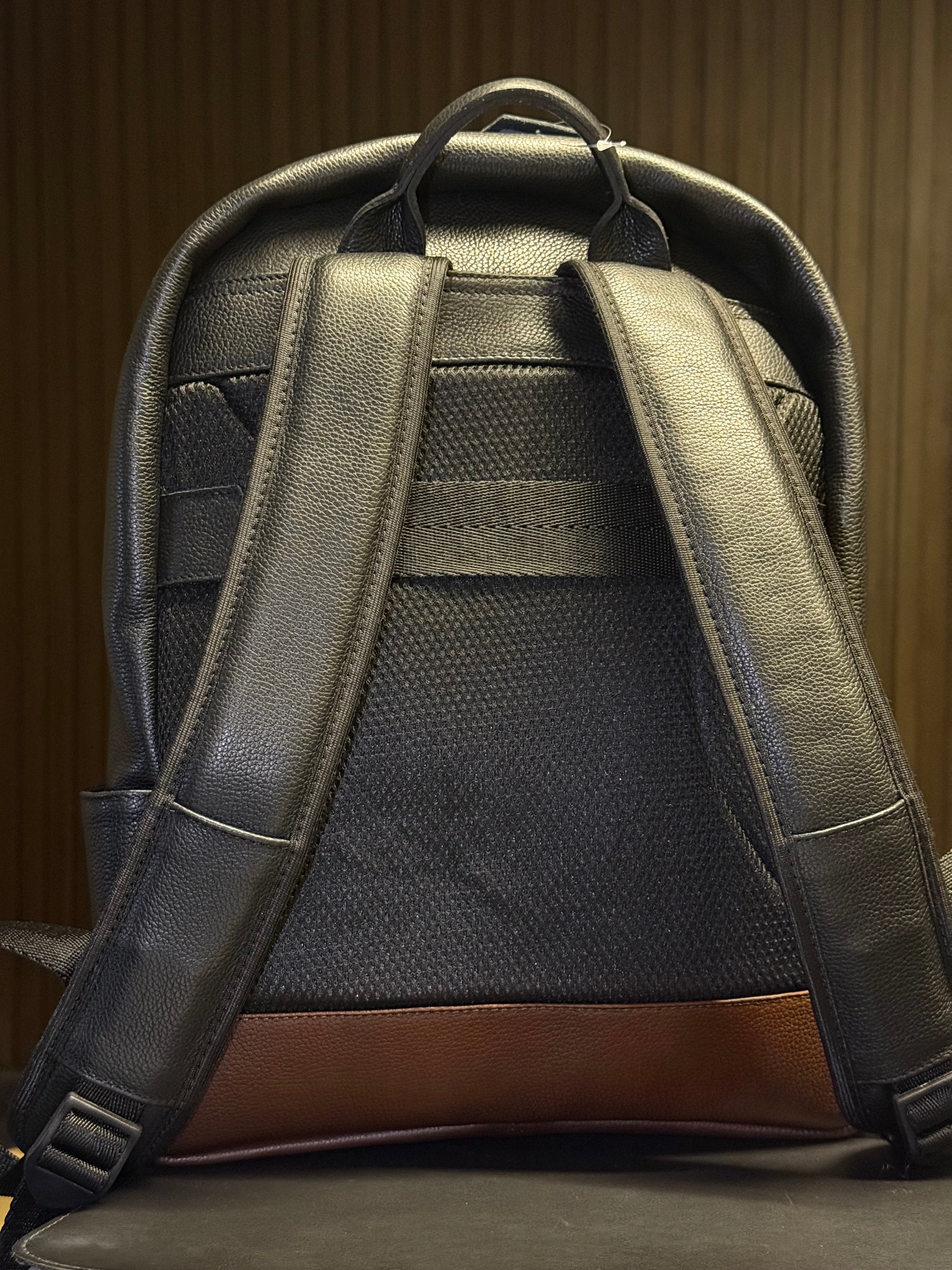 MOCHILA COURO CABERNET PONTO H PRETO/CONHAQUE