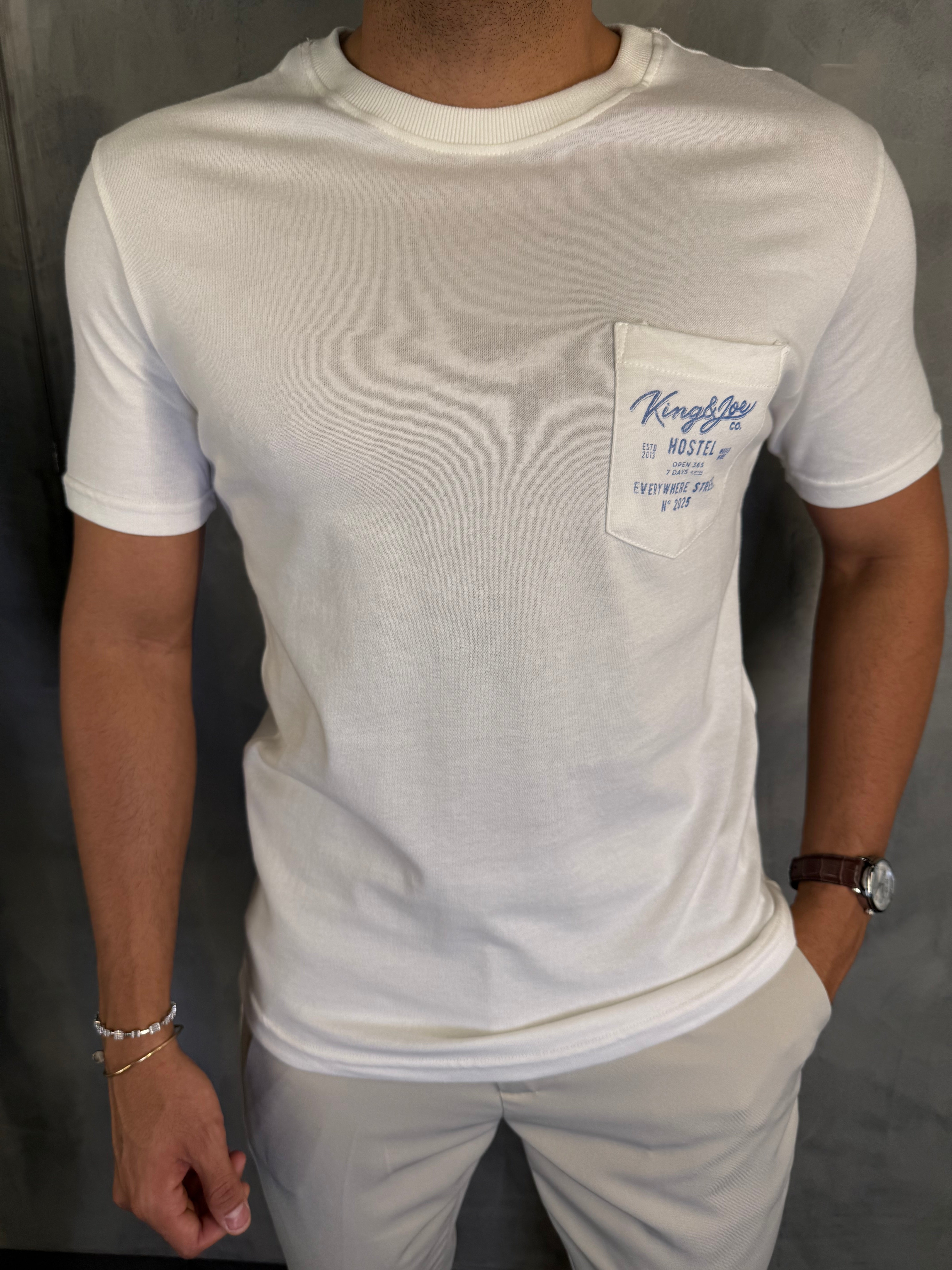 CAMISETA ESTAMPADA BOLSO HOSTEL KINGEJOE OFF WHITE