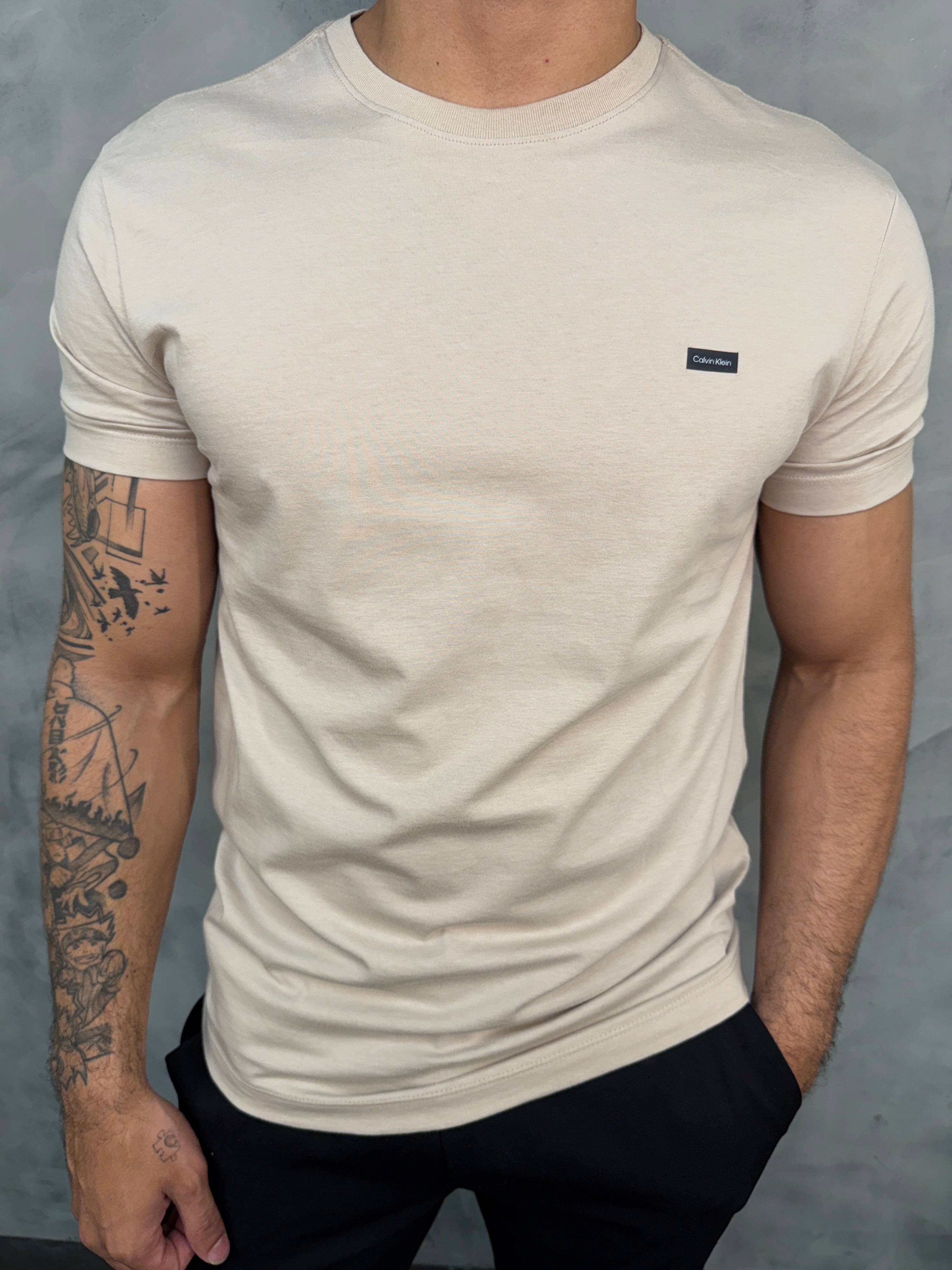 CAMISETA ALGODÃO EGÍPCIO CALVIN KLEIN CAQUI CLARO
