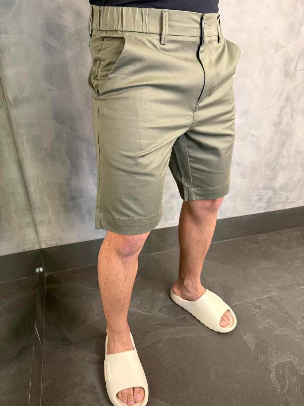 BERMUDA CASUAL-DAY SARJA COLOR CINTURA ELÁSTICA PONTO H VERDE MUSGO