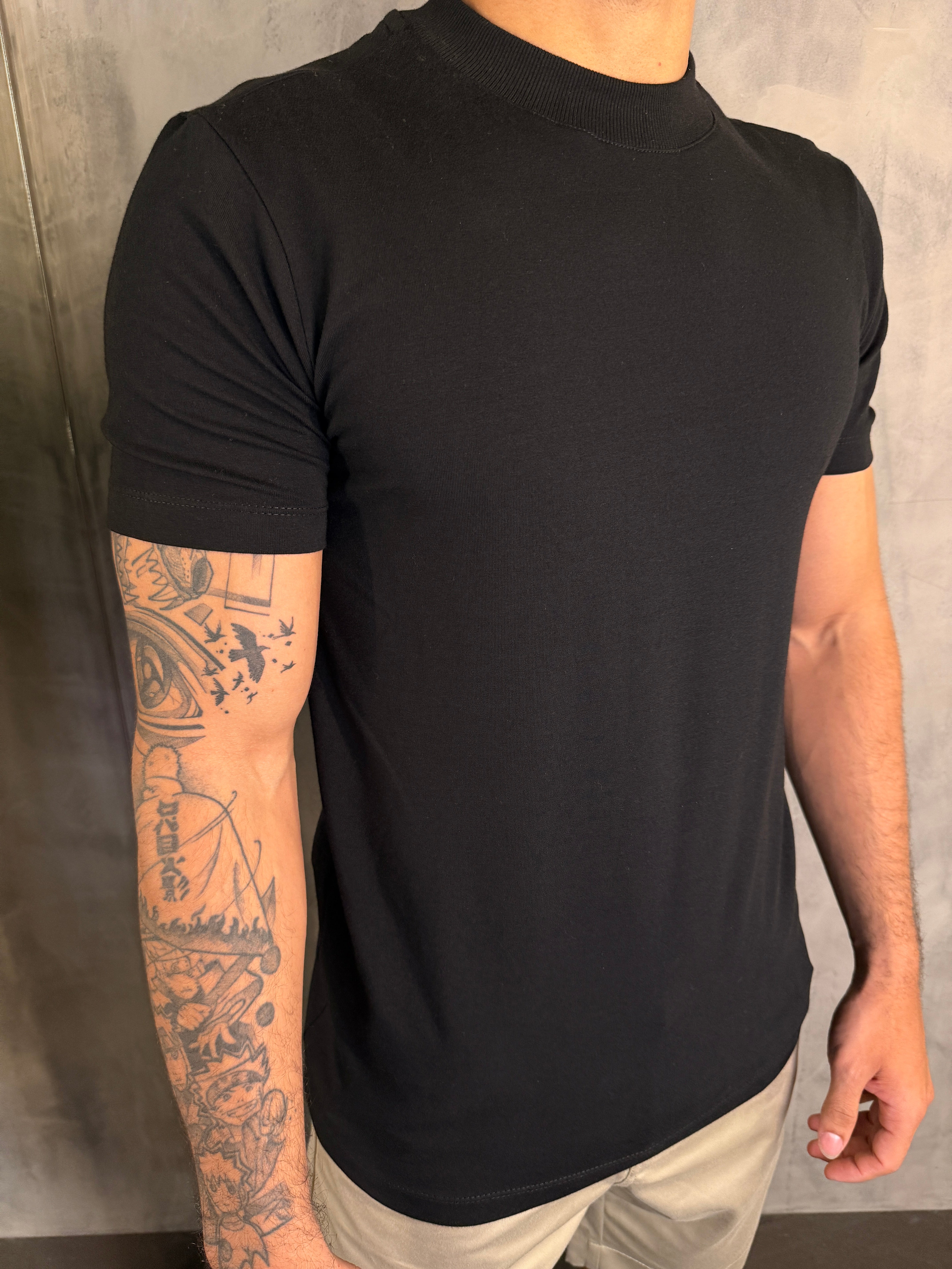 CAMISETA SLIM GOLA MÉDIA PONTO H PRETO