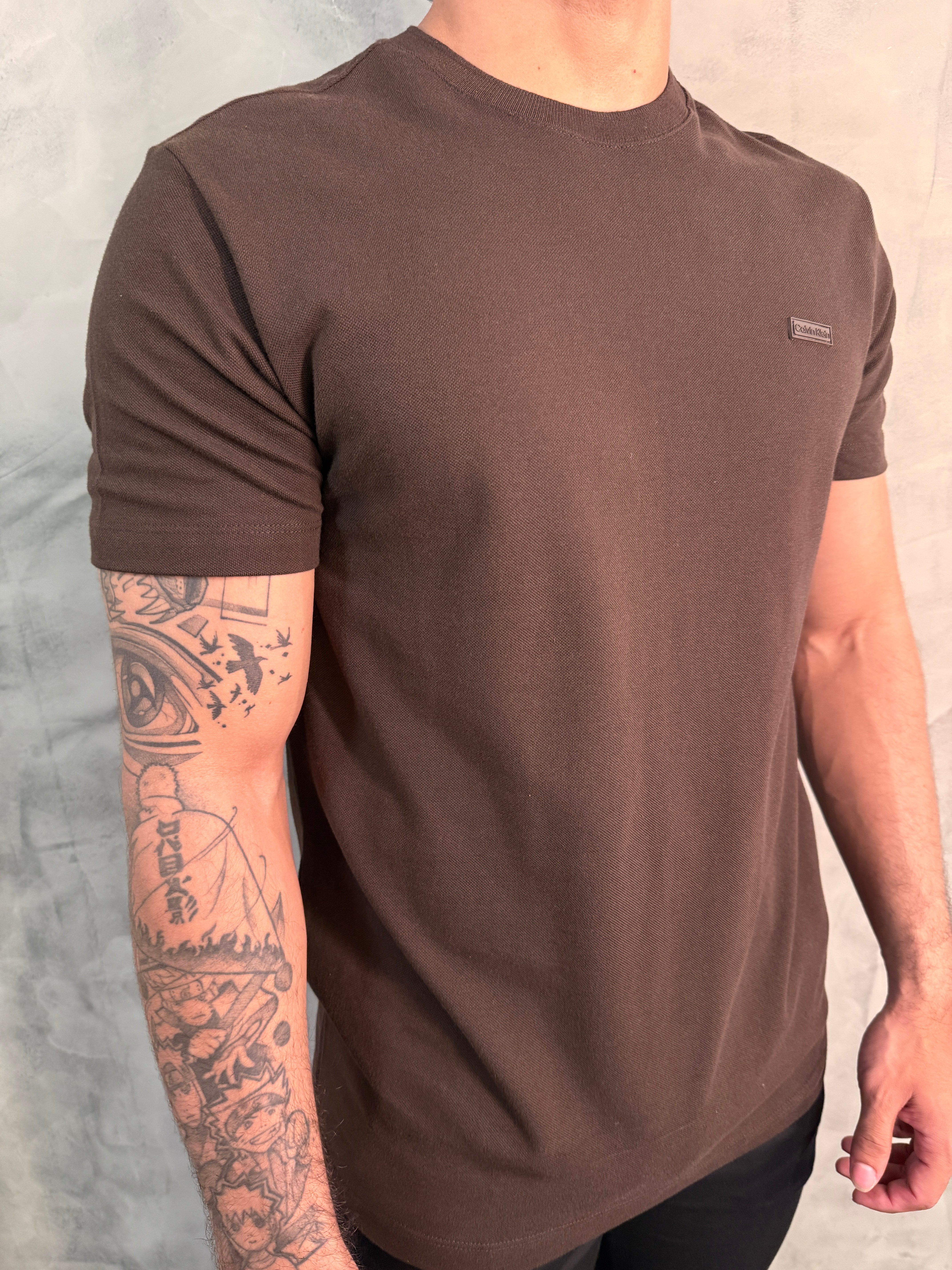 CAMISETA PIQUET PATCH BORRACH CALVIN KLEIN MARROM