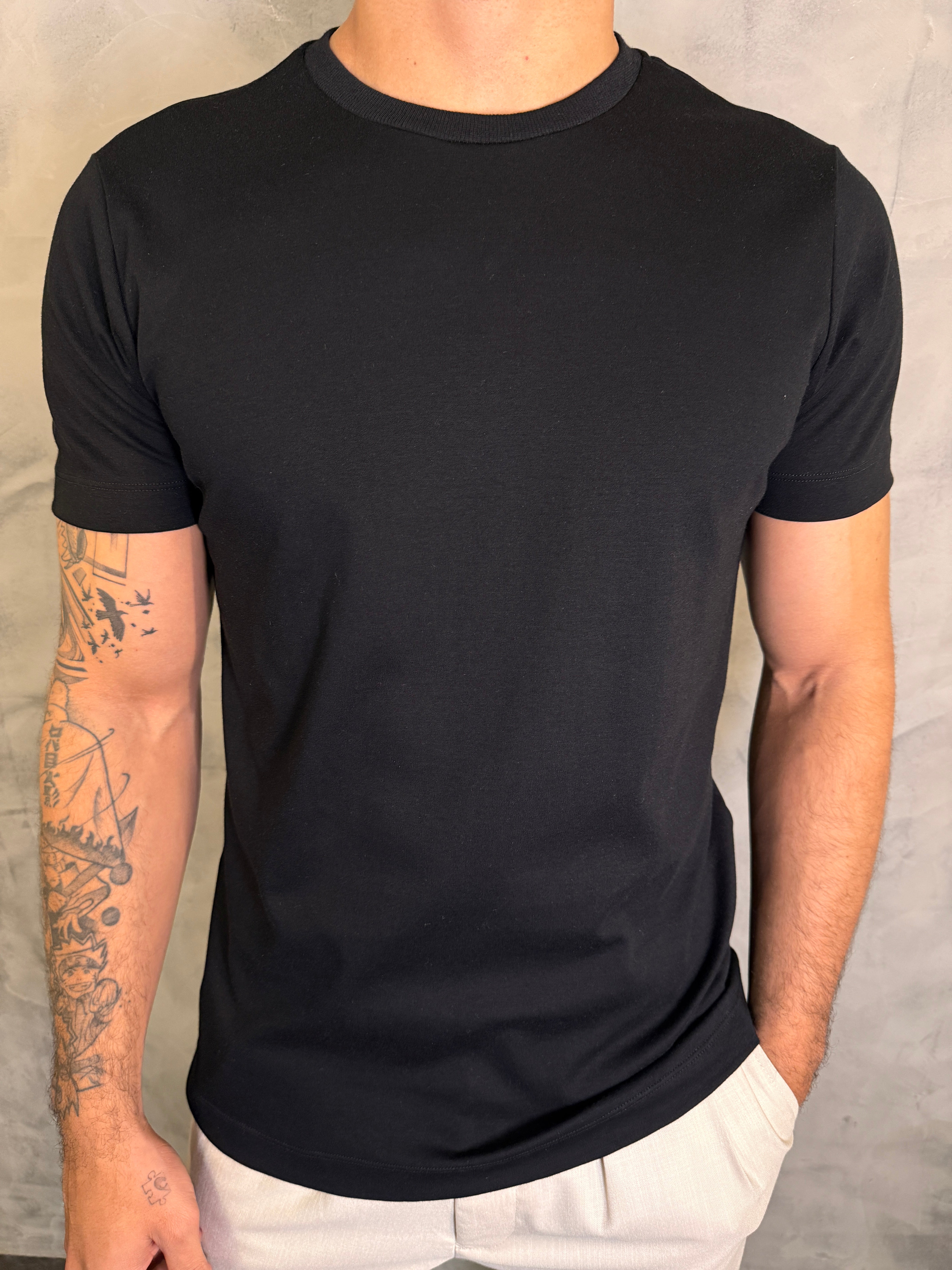 CAMISETA BÁSICA HERMES PONTO H PRETO
