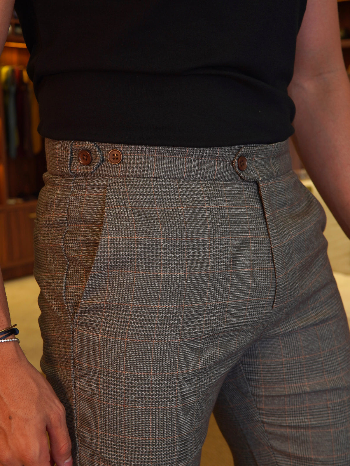 CALÇA ALF. XADREZ AJUSTE BOTÃO ARMIATHO COR: XADREZ CINZA