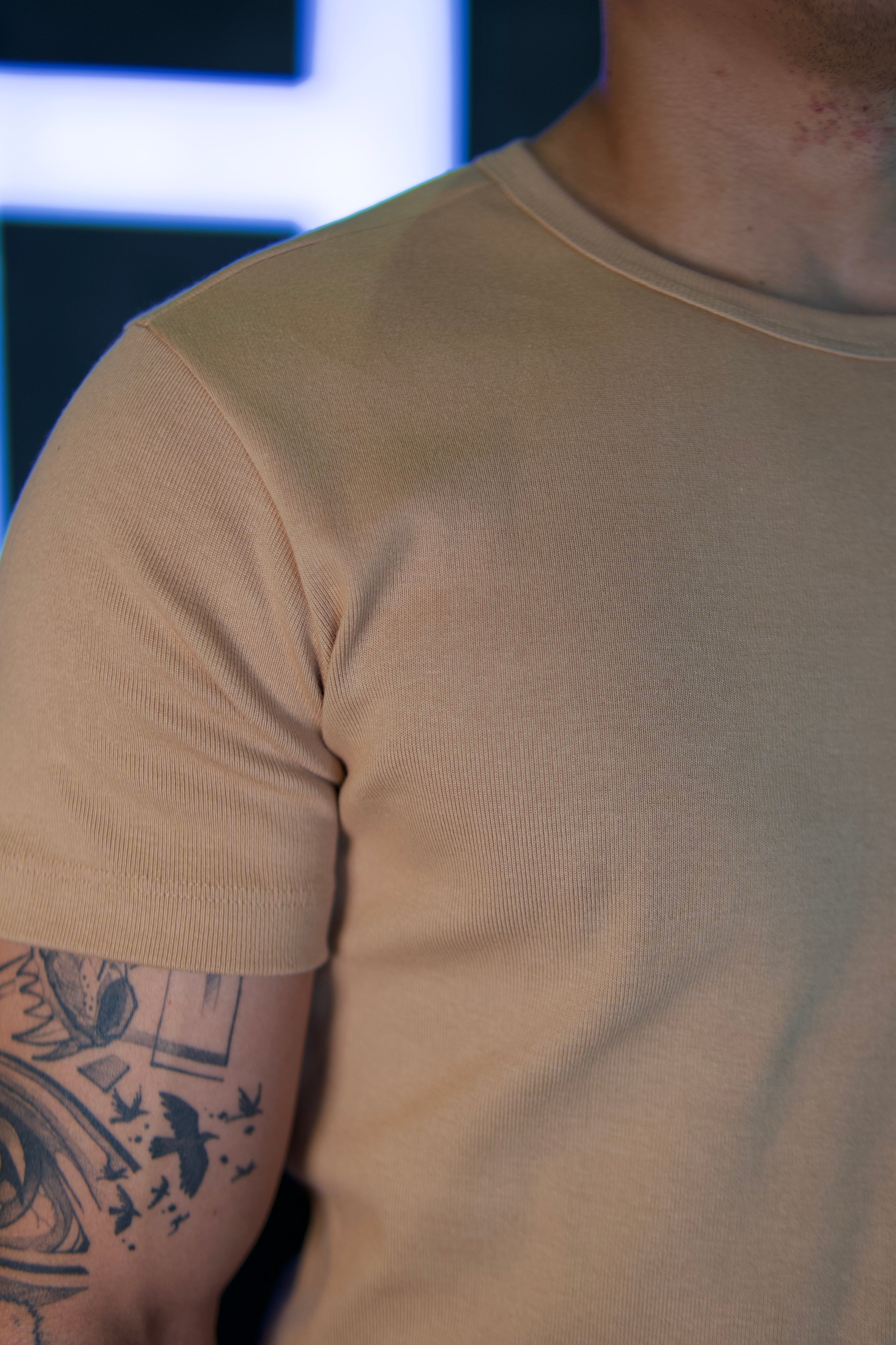 CAMISETA CANELADA SLIM DLZ AÇUCAR MASCAVO