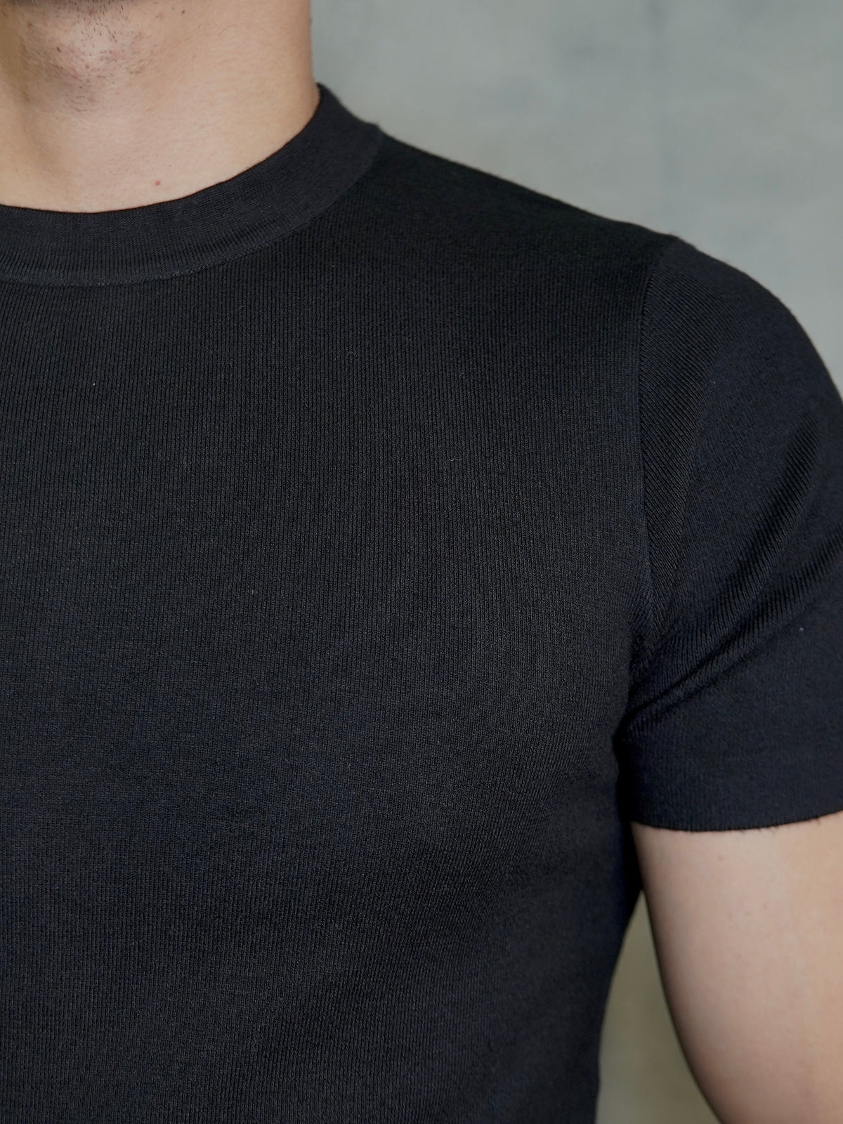 CAMISETA TRICOT GOLA REDONDA PONTO H PRETO
