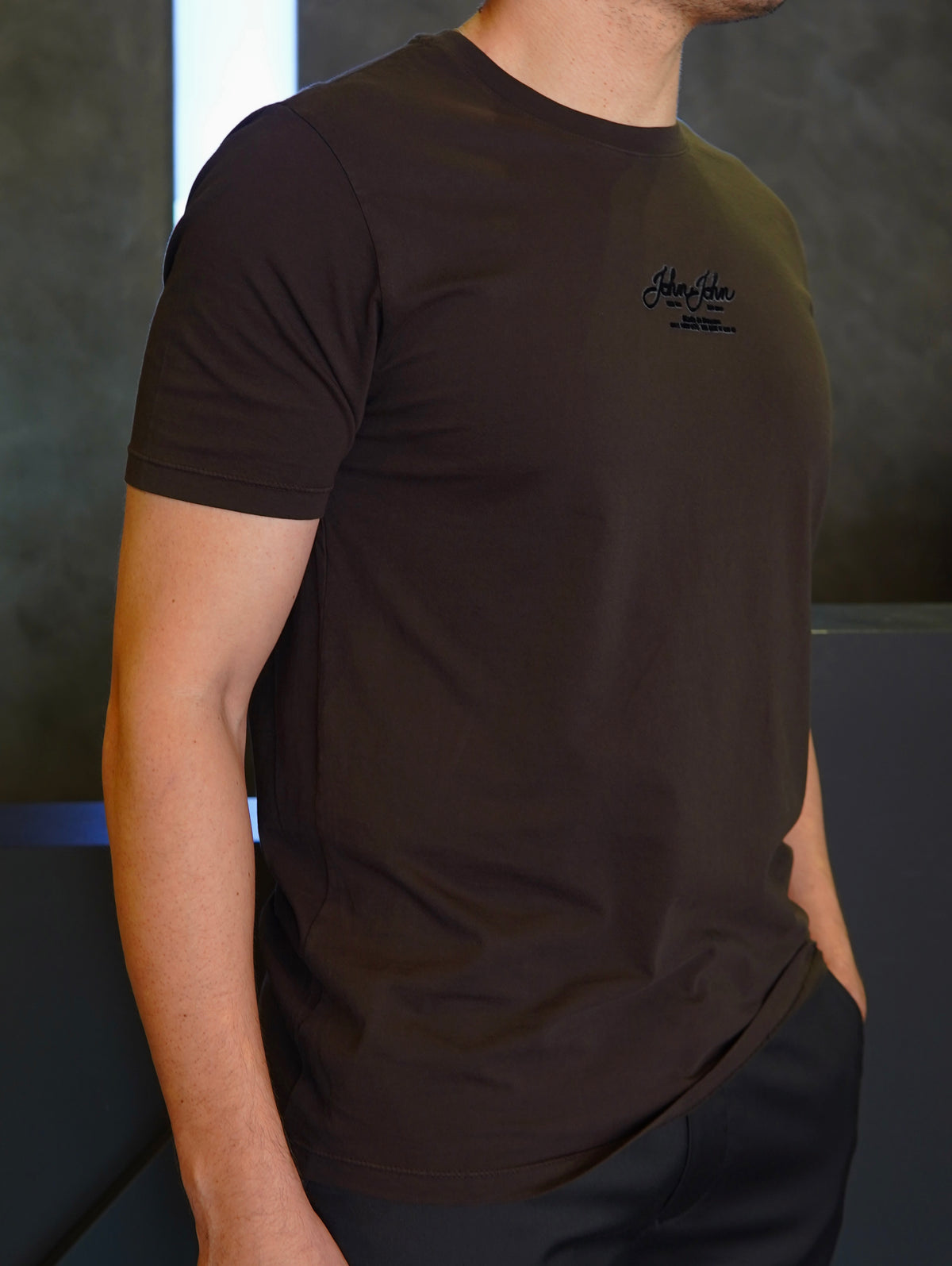 T SHIRT RG CENTRAL JOHN JOHN MARROM ESCURO
