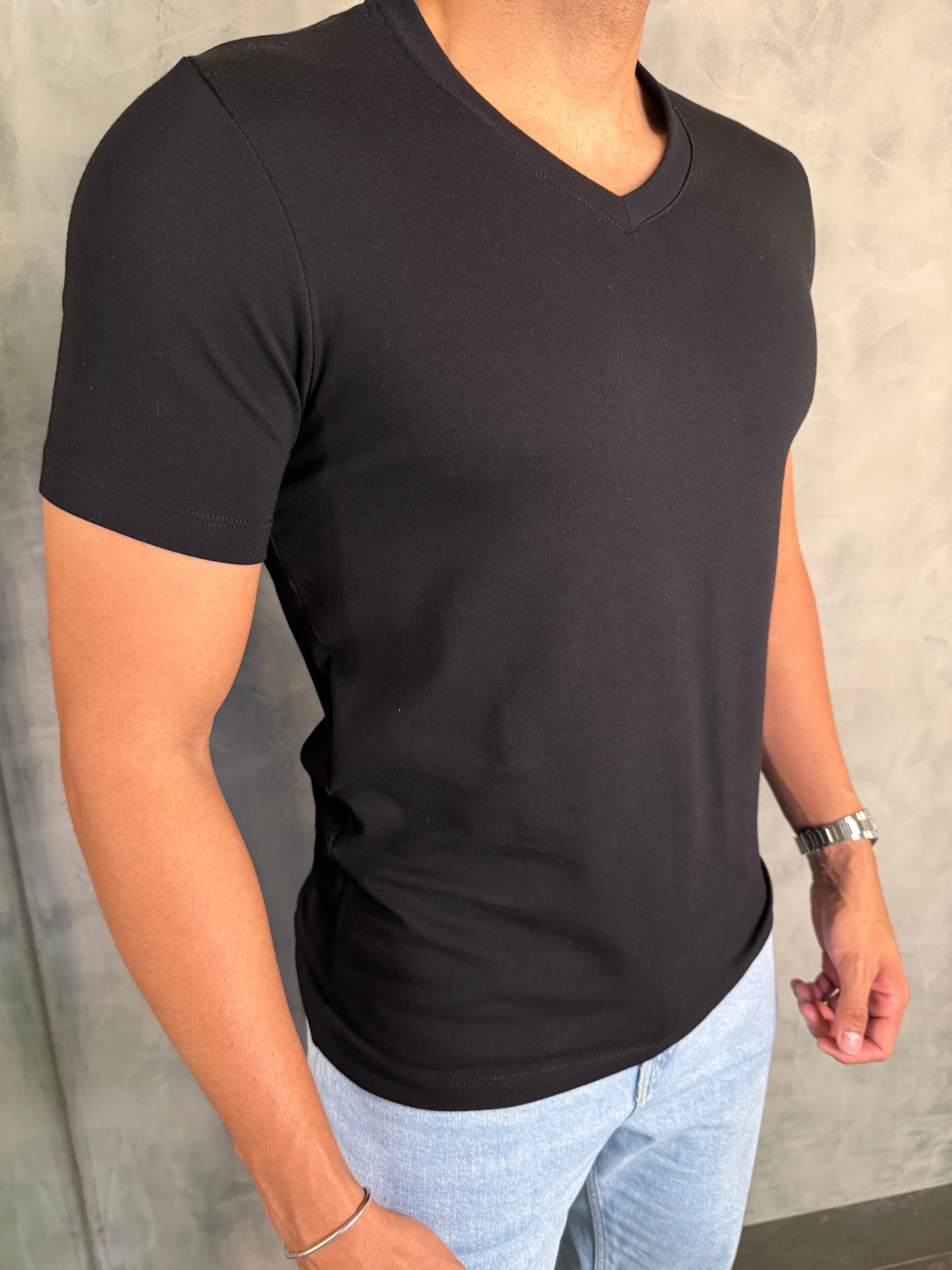 CAMISETA SLIM FIT GOLA V PONTO H PRETO