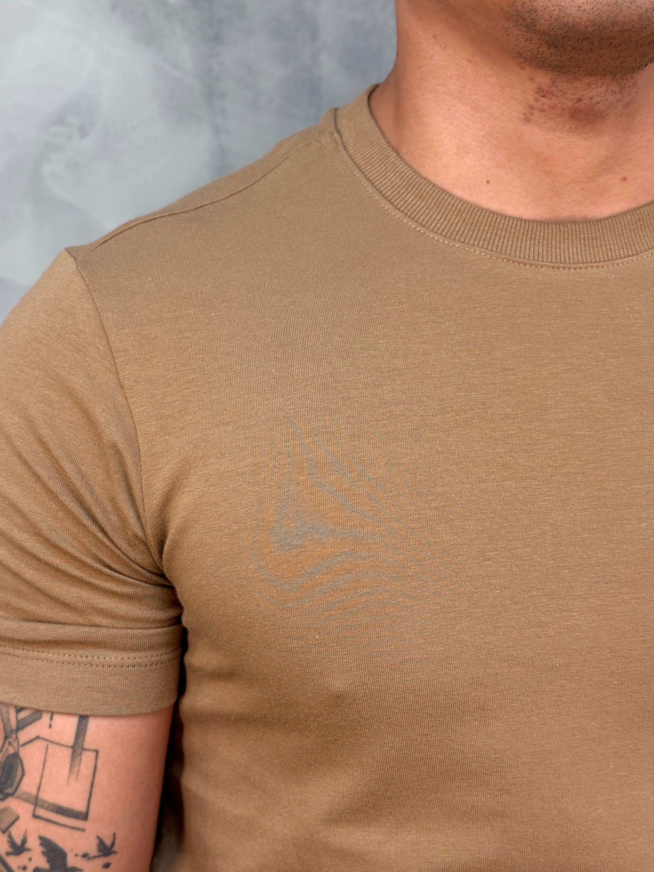 CAMISETA SLIM FIT PONTO H MARROM CLARO