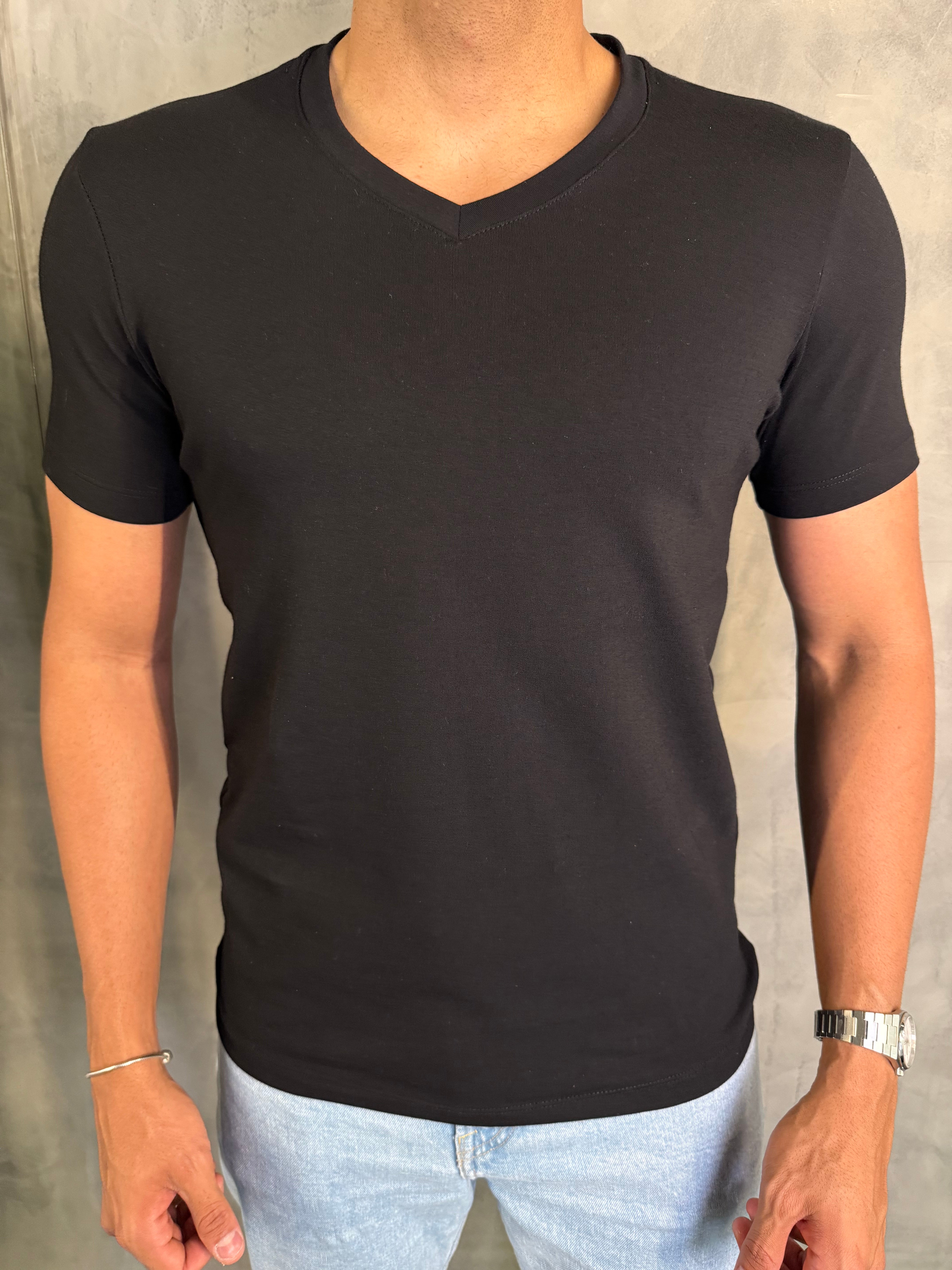 CAMISETA SLIM FIT GOLA V PONTO H PRETO