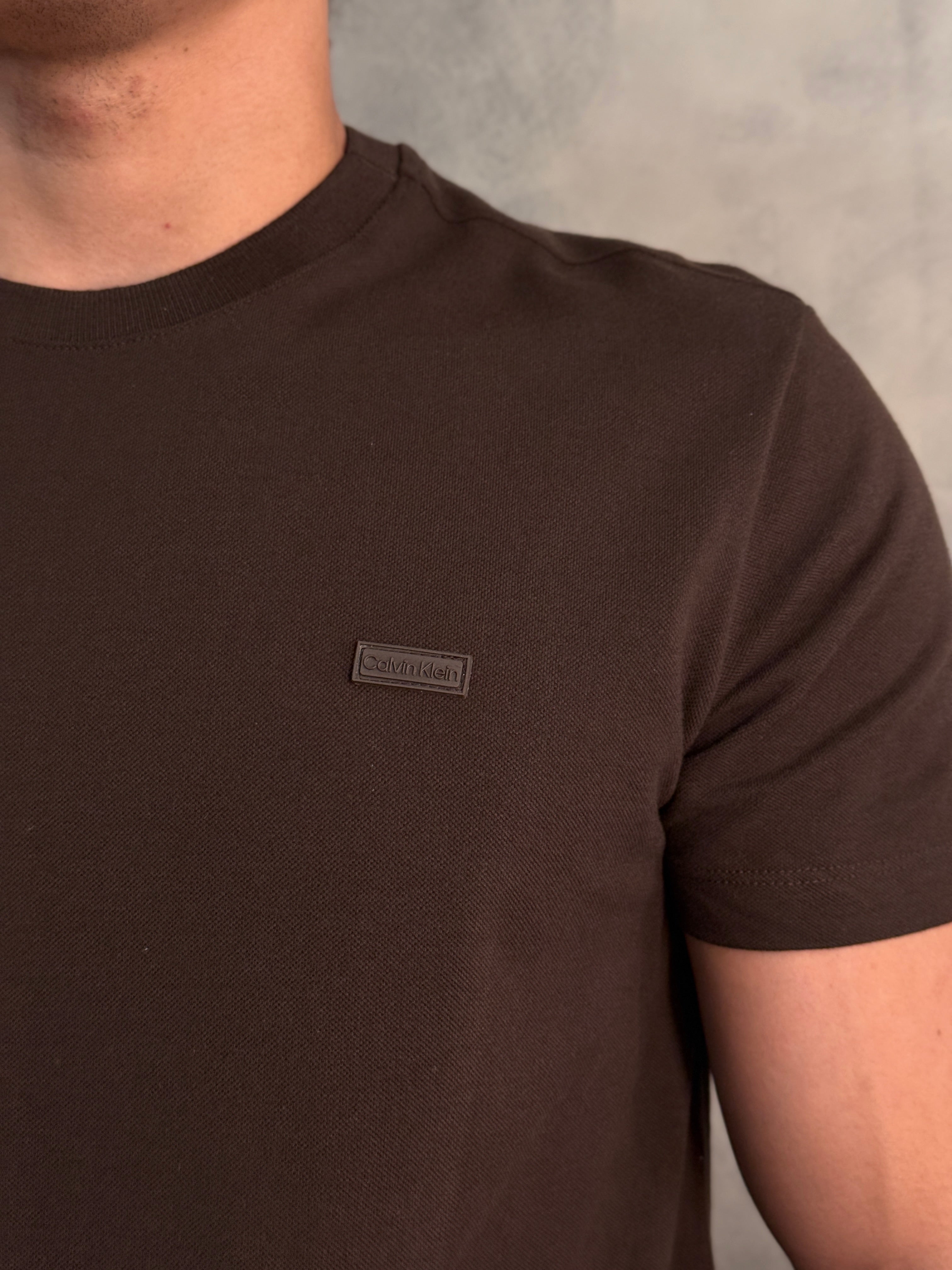 CAMISETA PIQUET PATCH BORRACH CALVIN KLEIN MARROM