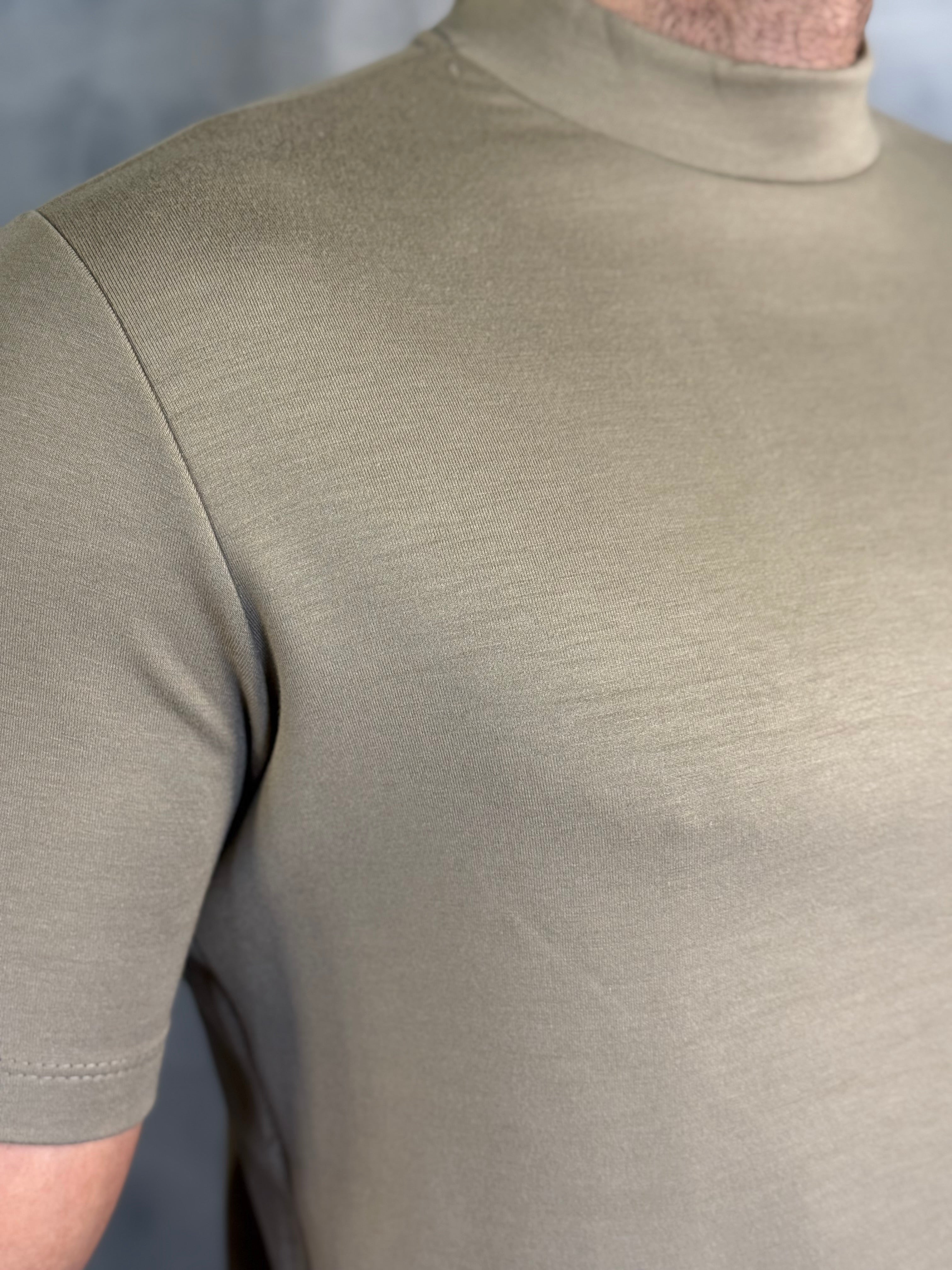 CAMISETA GOLA ALTA VISCOSE FLEX KINGEJOE KAKI