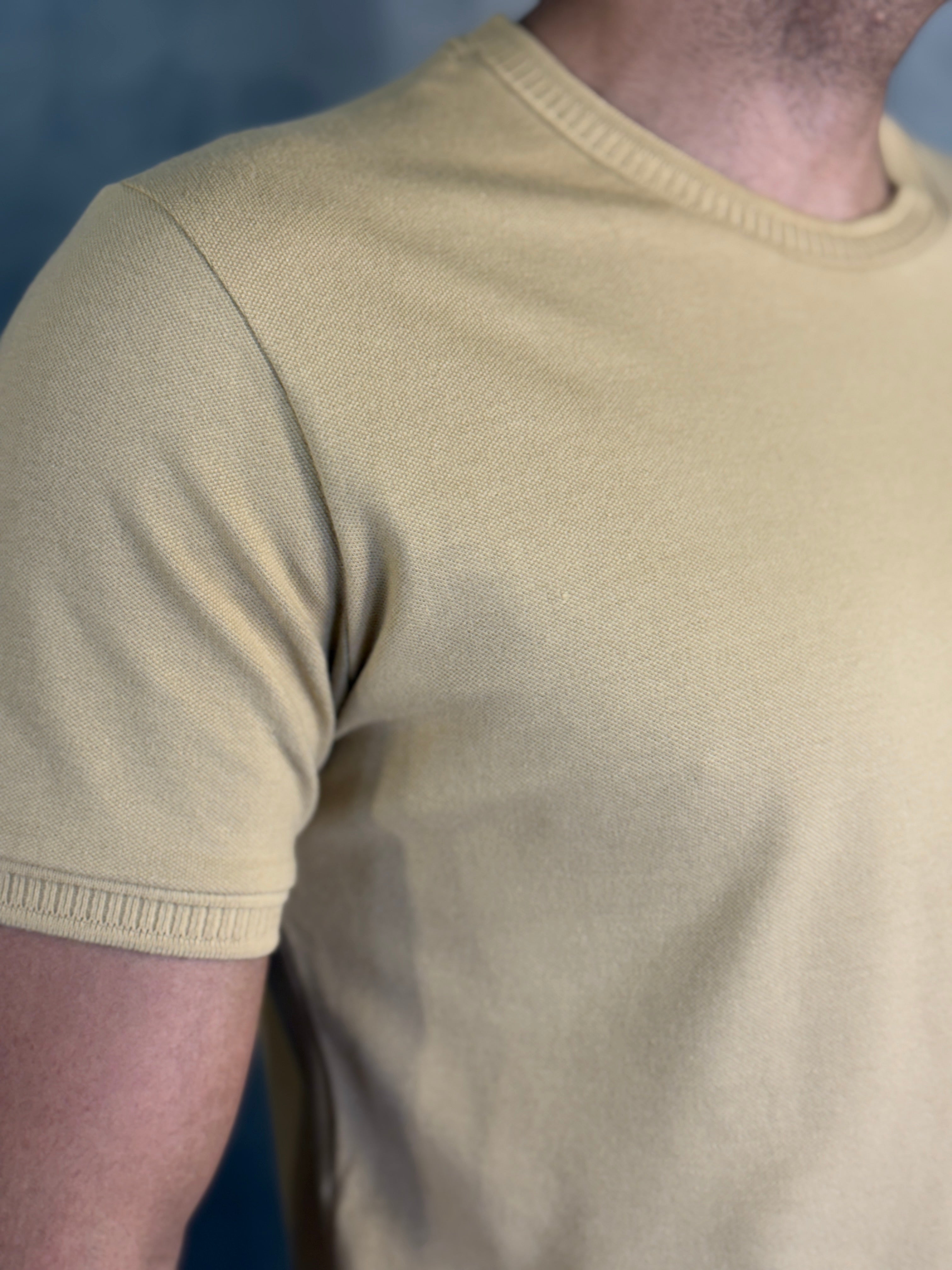 CAMISETA PIQUET PREMIUM SPORT SLIM KINGEJOE OCRE