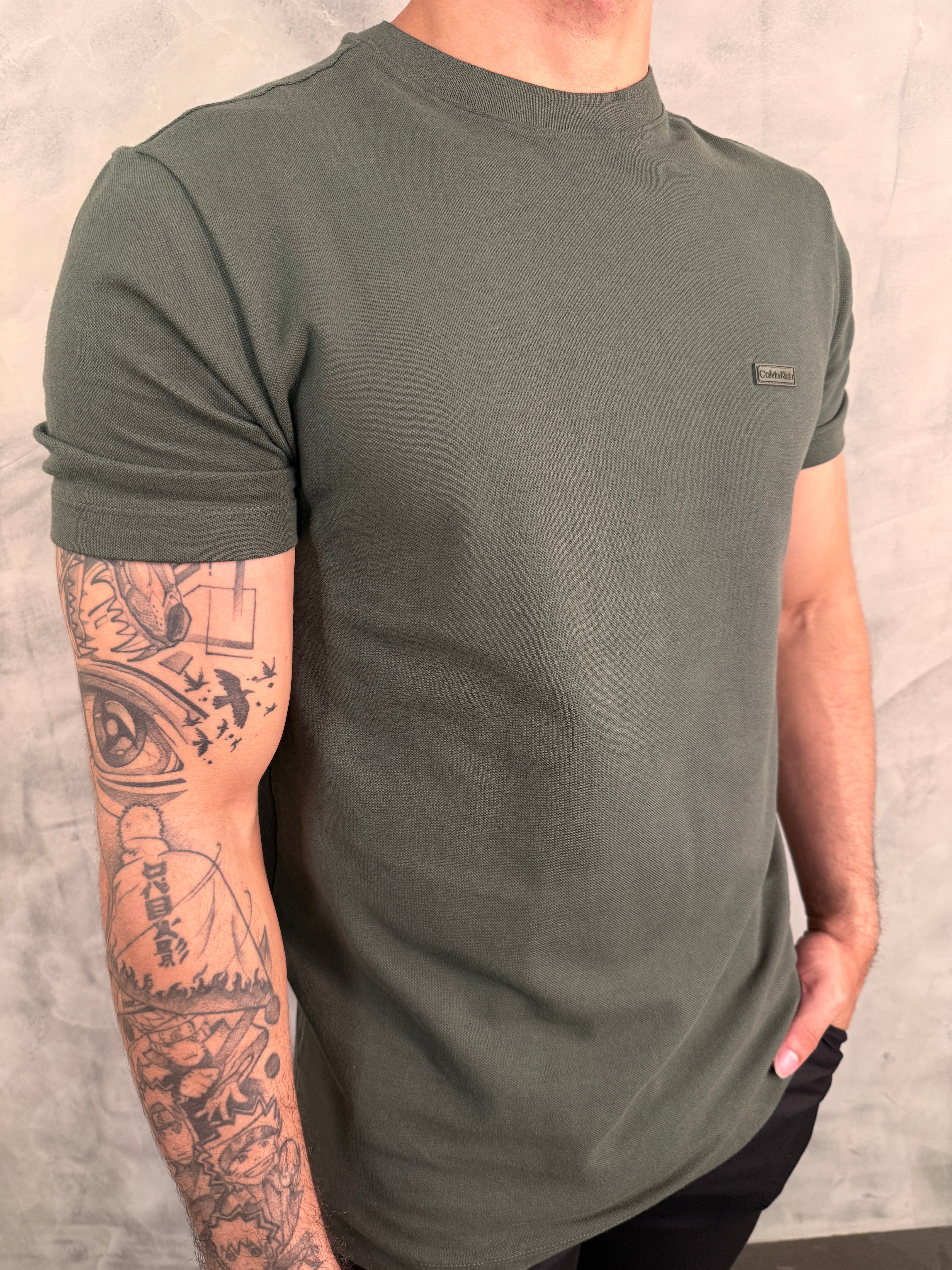 CAMISETA PIQUET PATCH BORRACH CALVIN KLEIN VERDE MILITAR