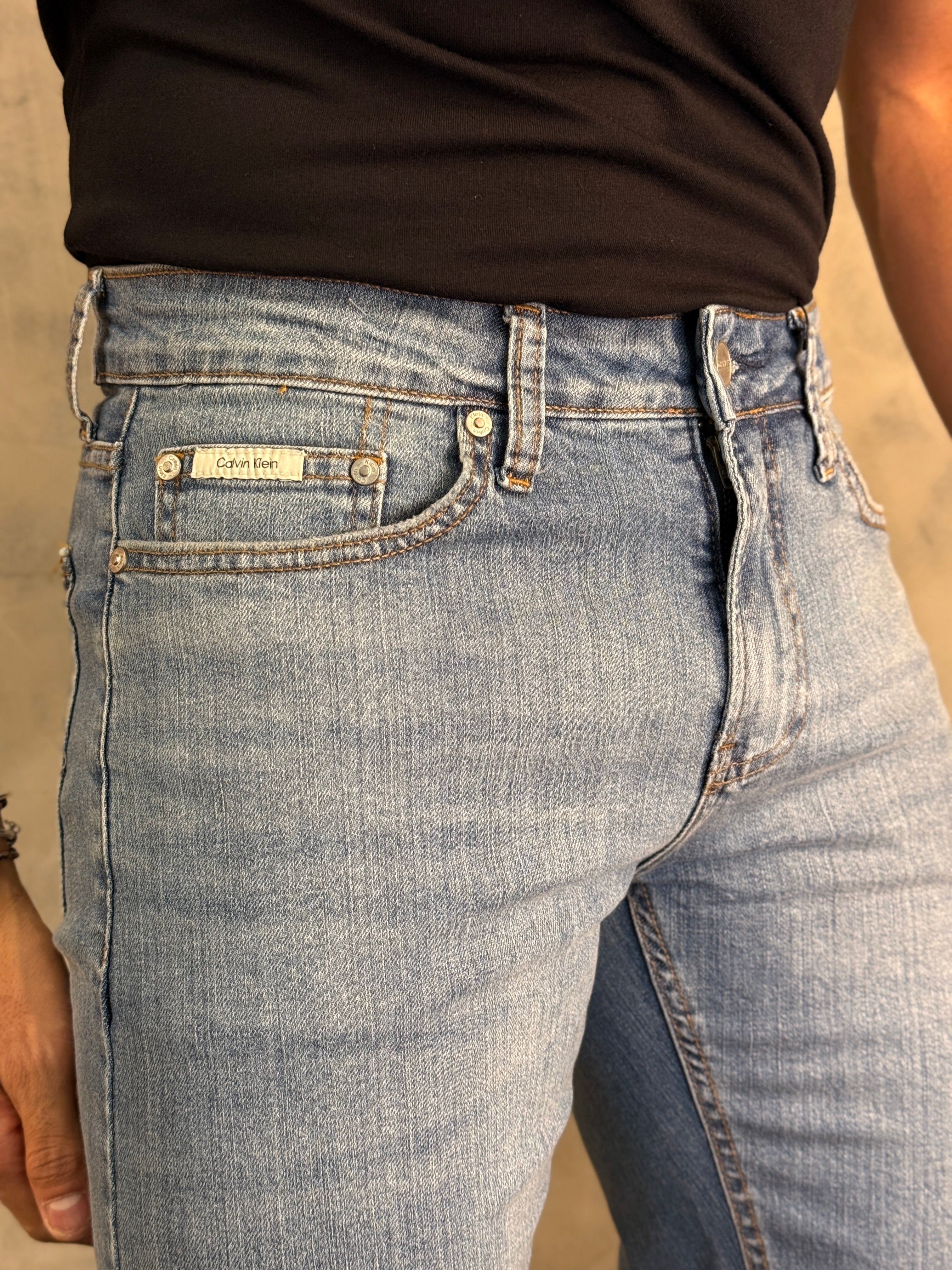 CALÇA JEANS SLIM POCKETS CALVIN KLEIN AZUL MÉDIO