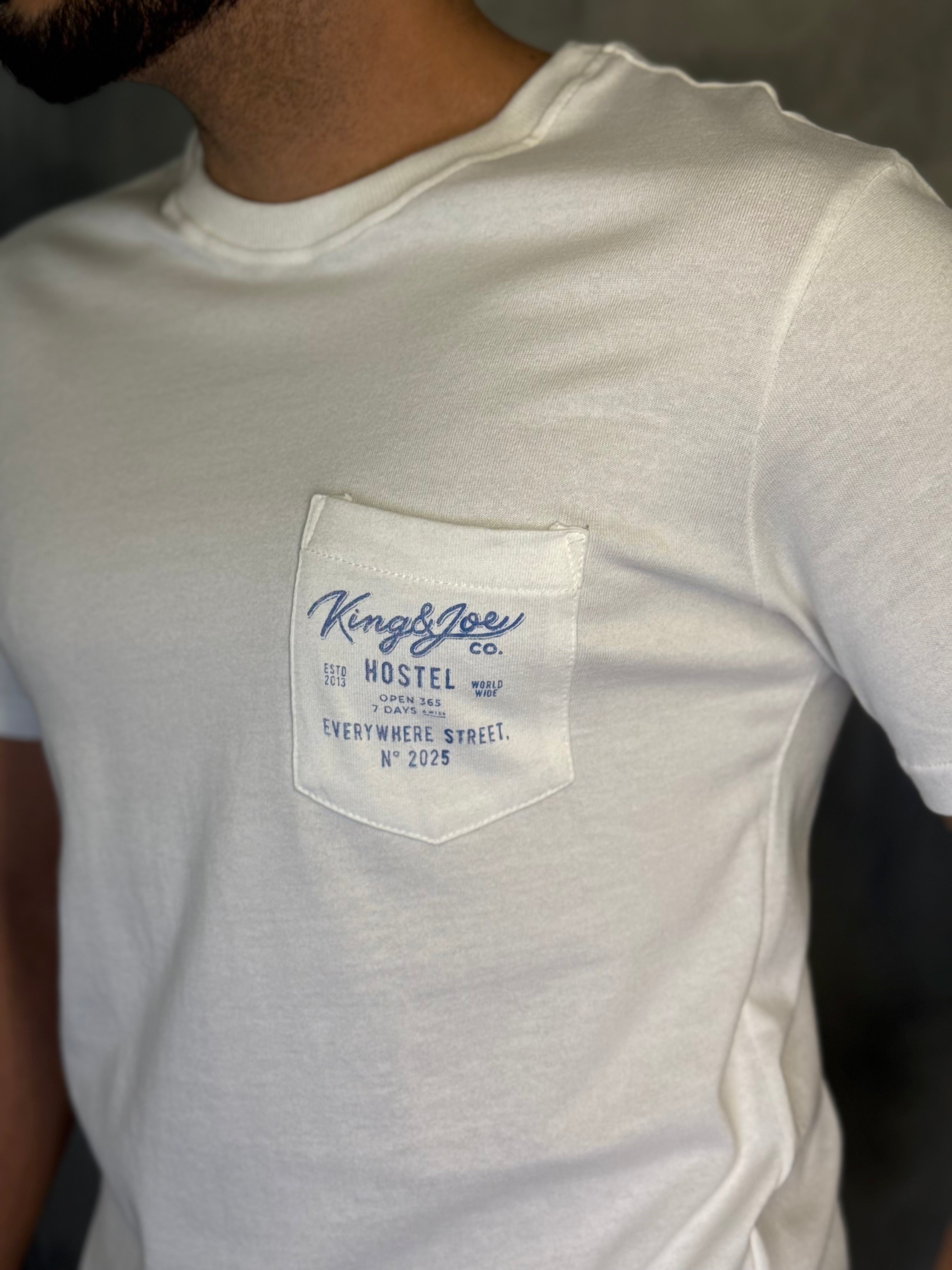 CAMISETA ESTAMPADA BOLSO HOSTEL KINGEJOE OFF WHITE