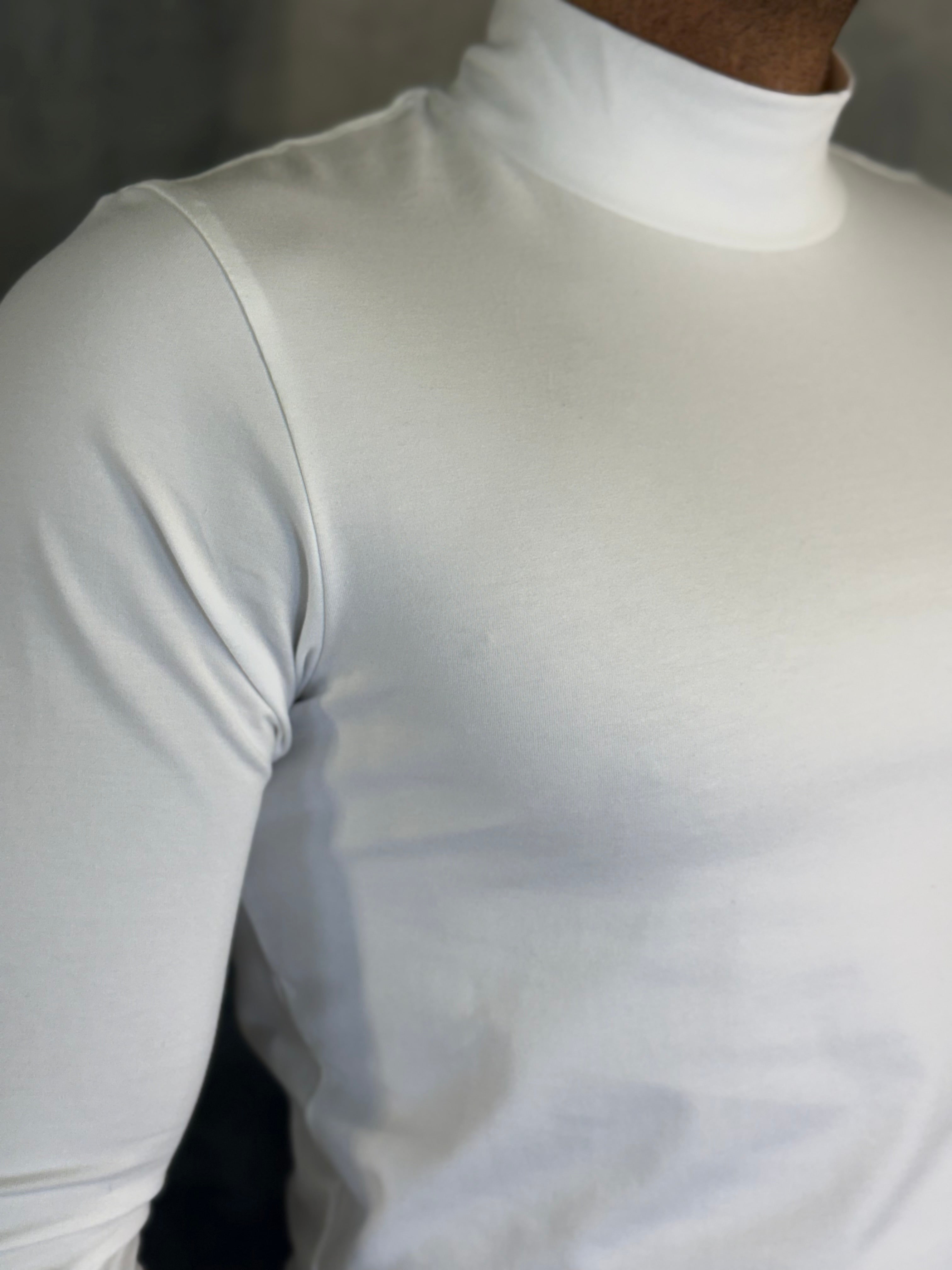 CAMISETA M/L GOLA ALTA RESUMO
