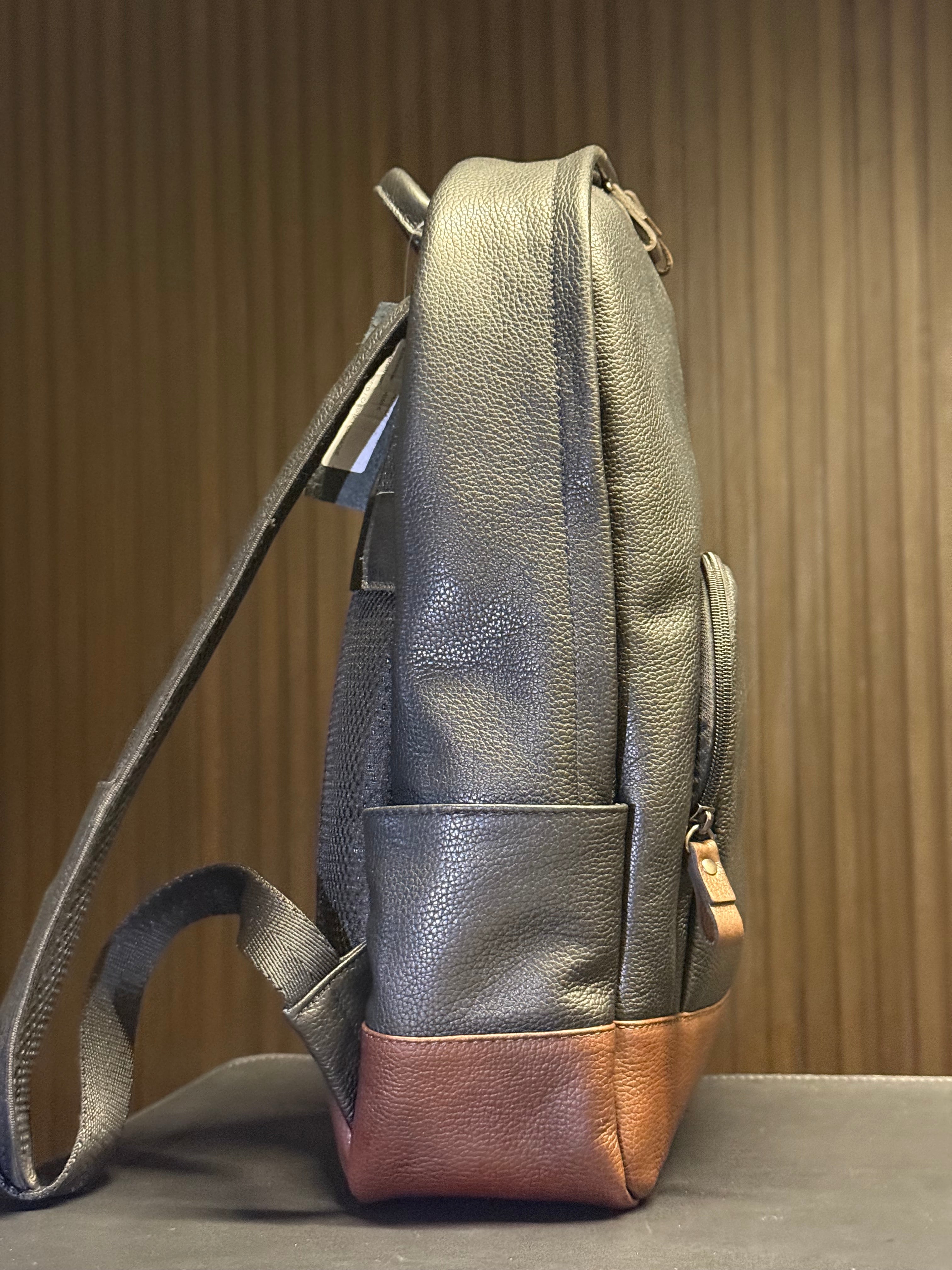MOCHILA COURO CABERNET PONTO H PRETO/CONHAQUE