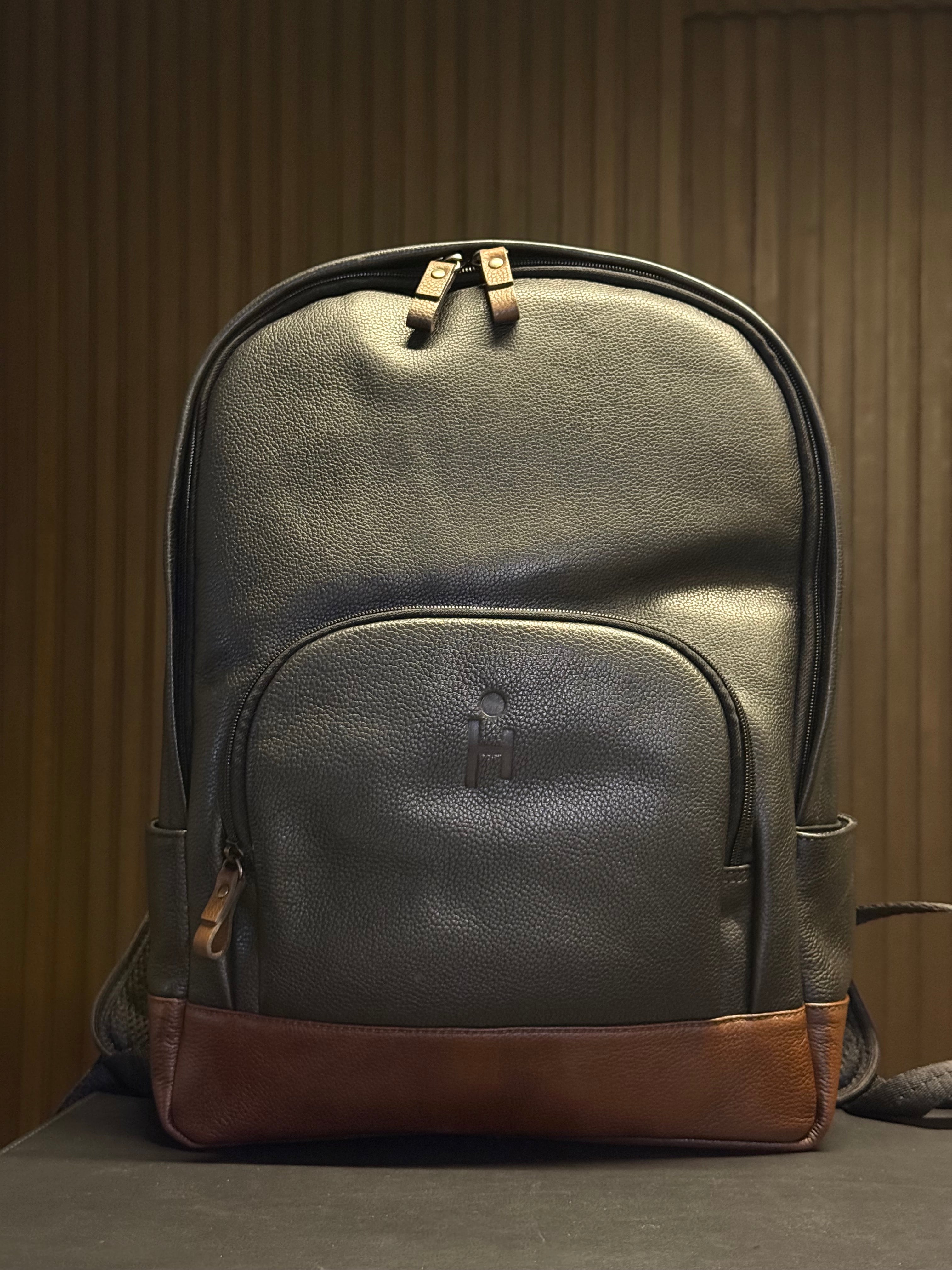 MOCHILA COURO CABERNET PONTO H PRETO/CONHAQUE